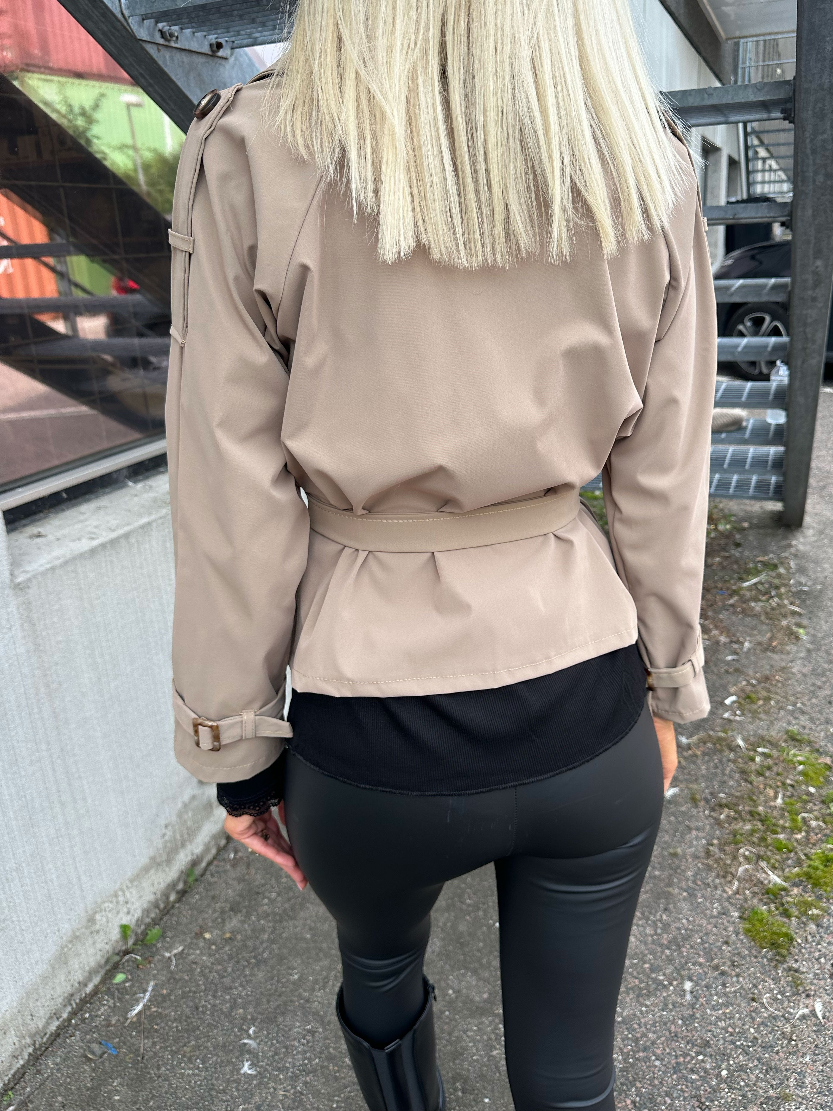 Carmen - Kort trench coat med knapper