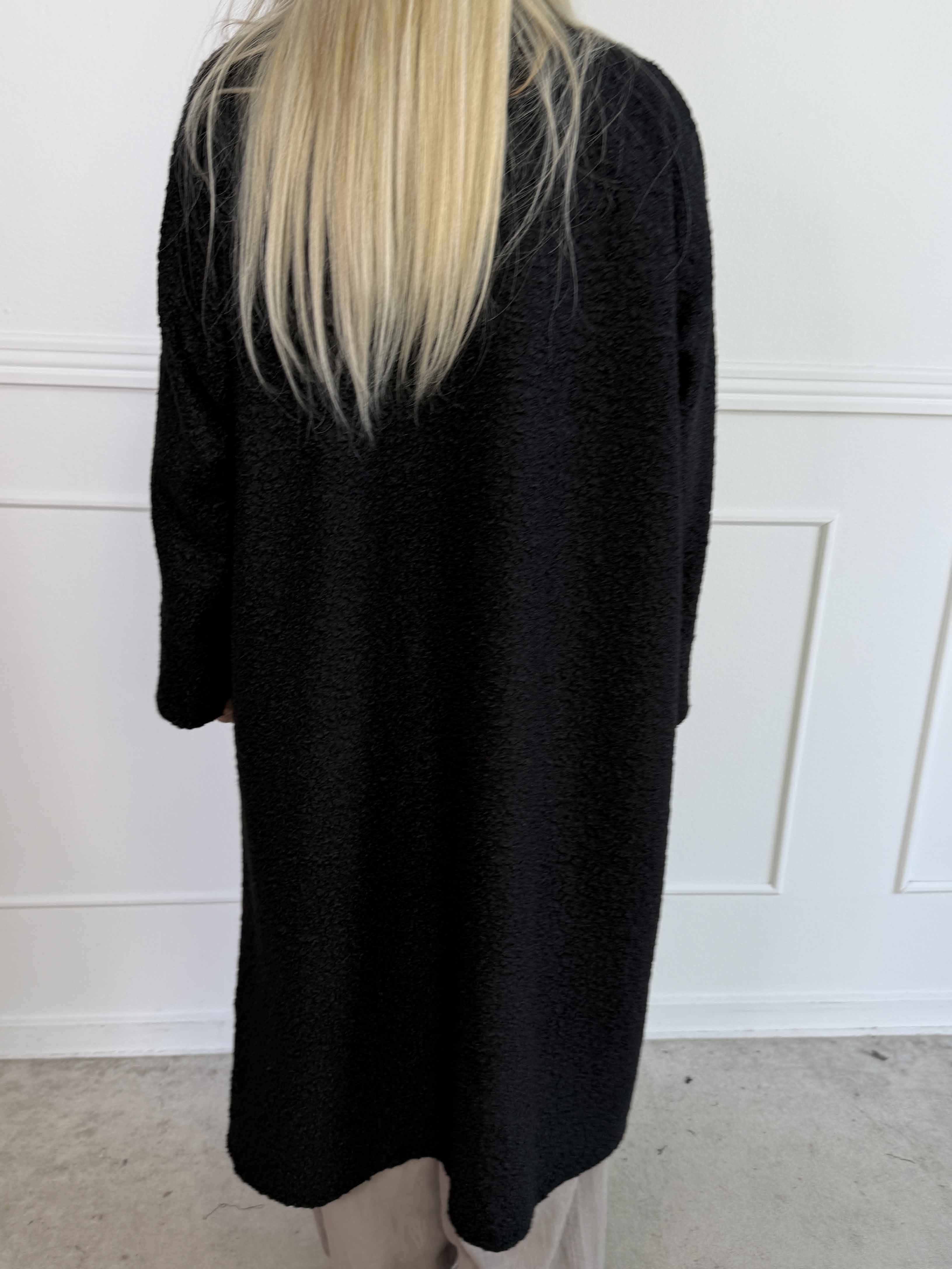 Annah Teddy - Oversized frakke i blødt teddy-stof med tydelige syninger og store lommer