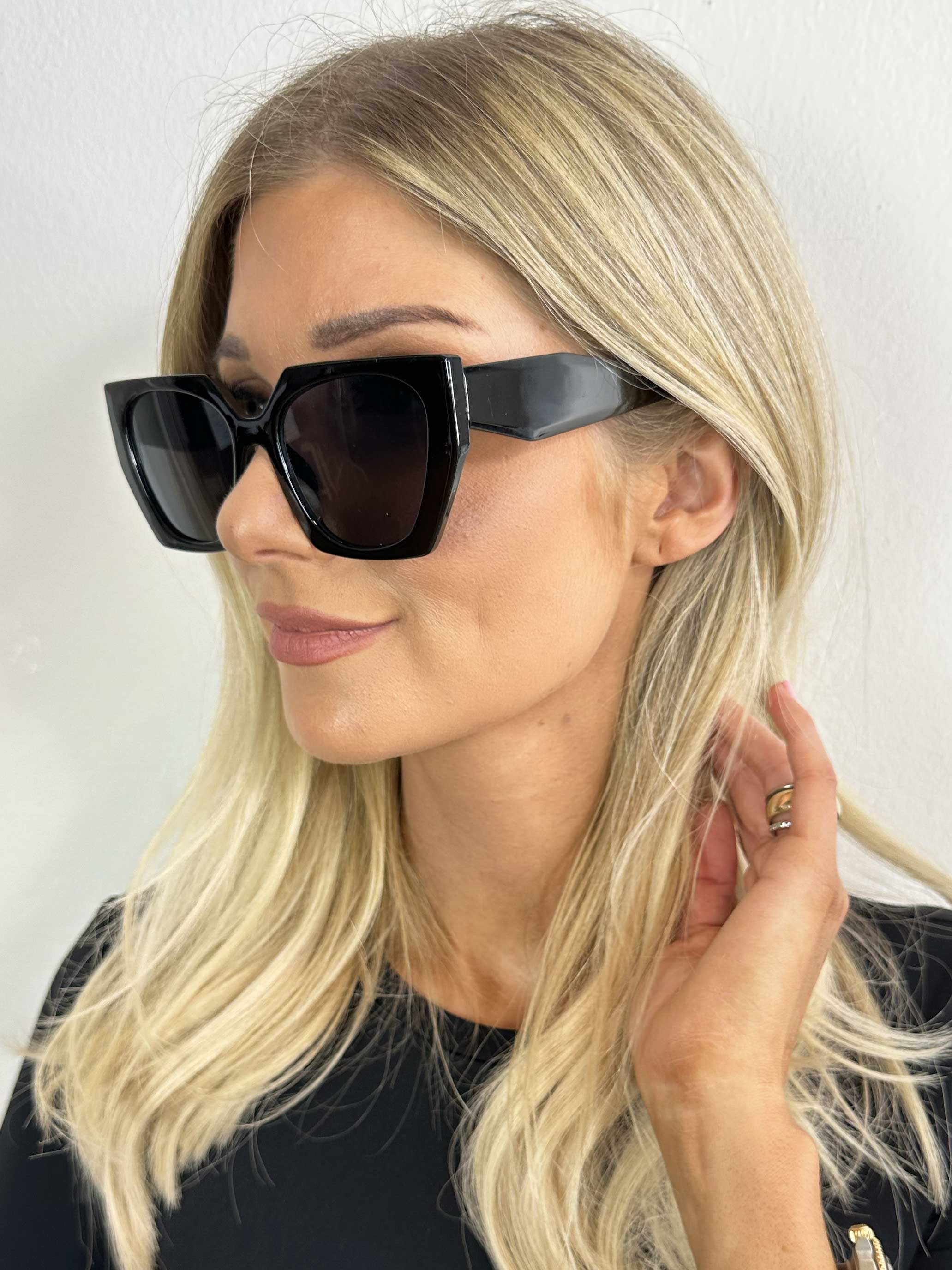 Blanka - Kantet solbriller i enkelt design