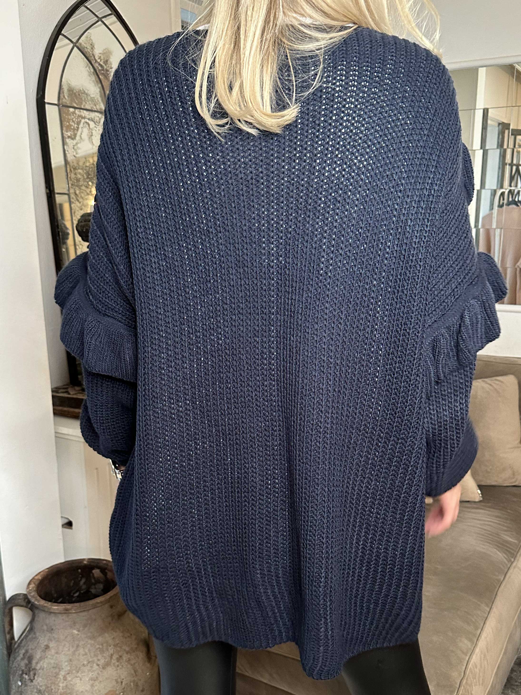 Ellis Cardigan - Lækker strikcardigan med fine flæsedetaljer