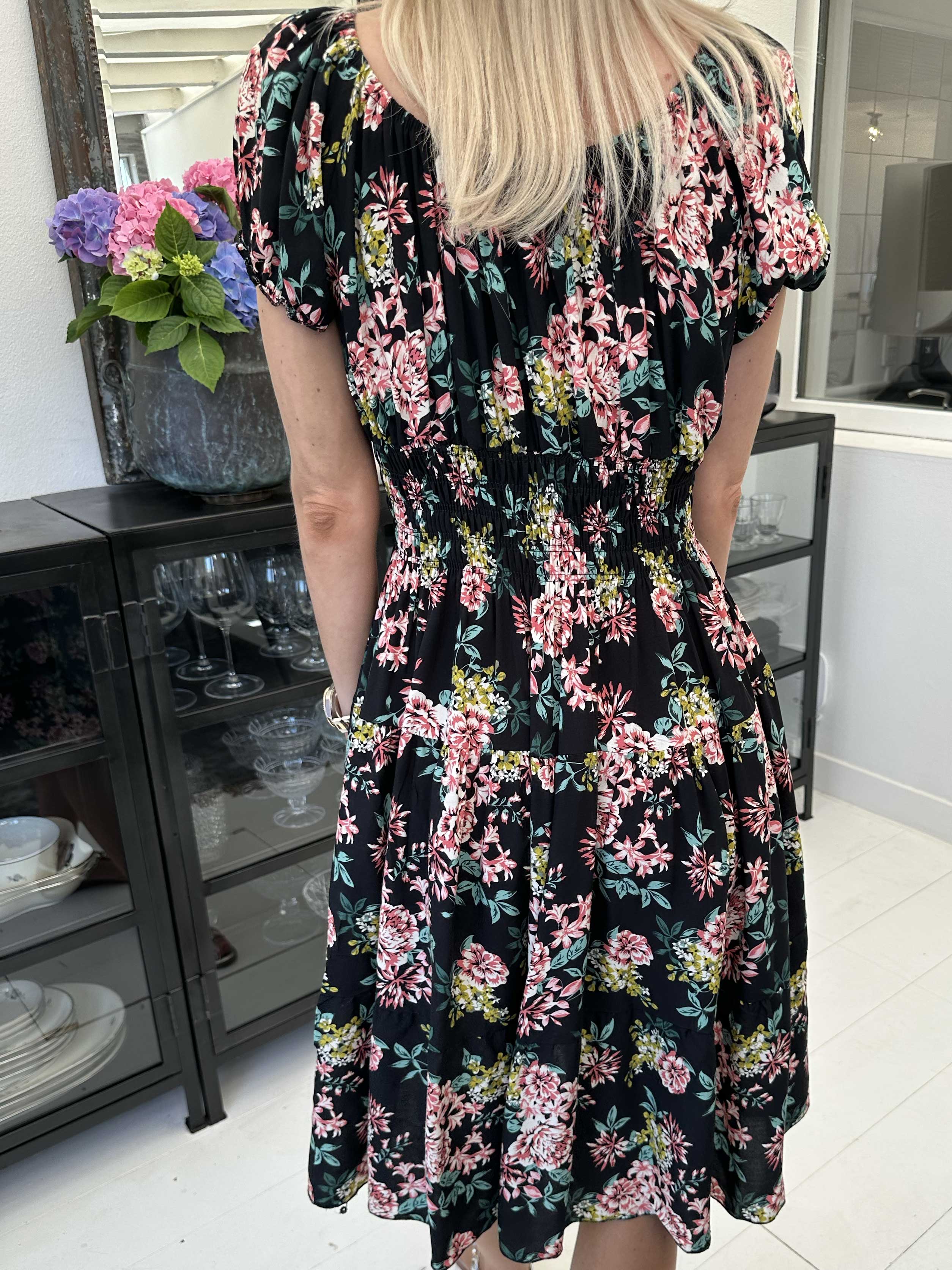 Finalia Summer Short - Sød blomstret kjole med pufærmer