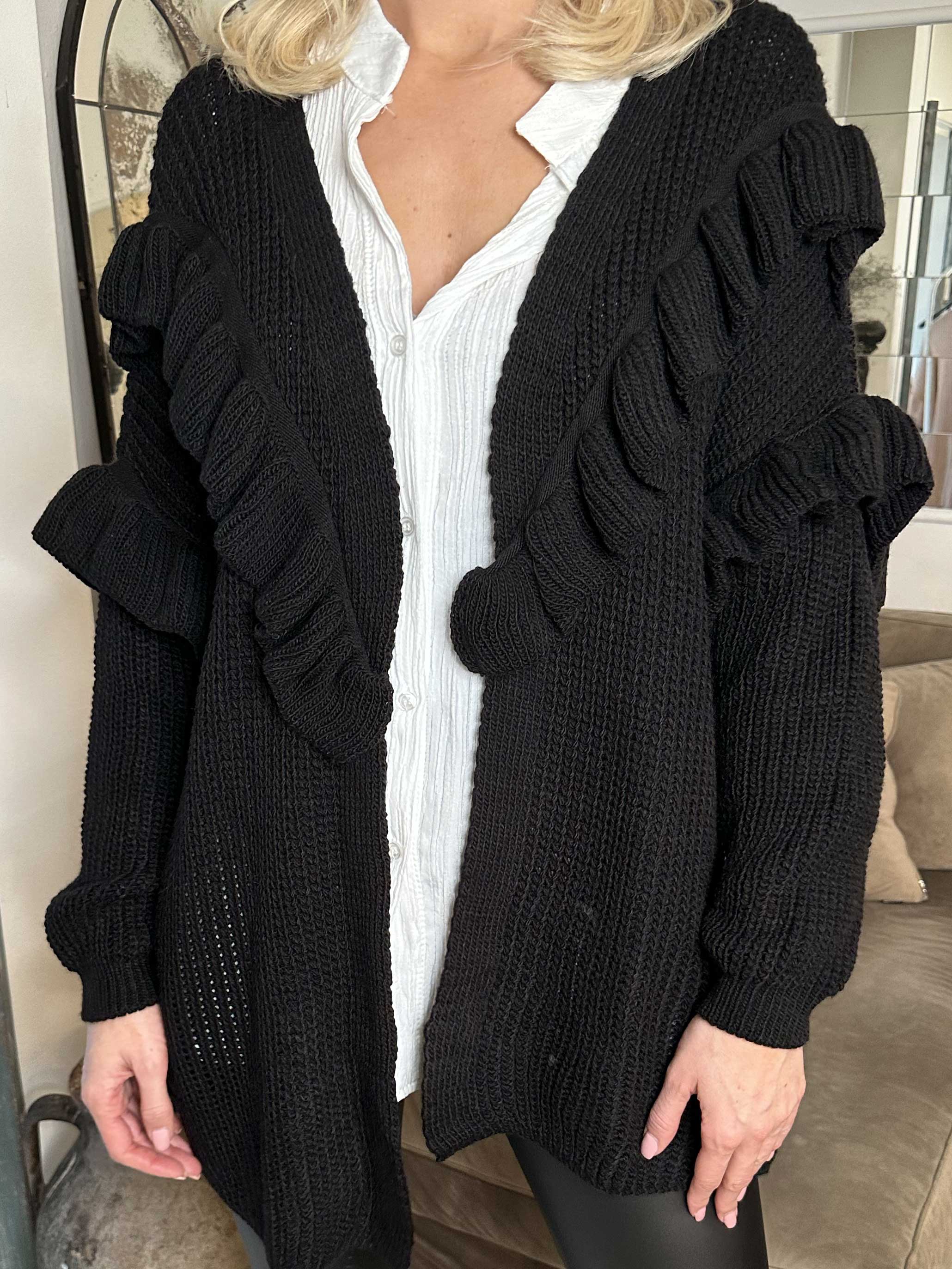 Ellis Cardigan - Lækker strikcardigan med fine flæsedetaljer