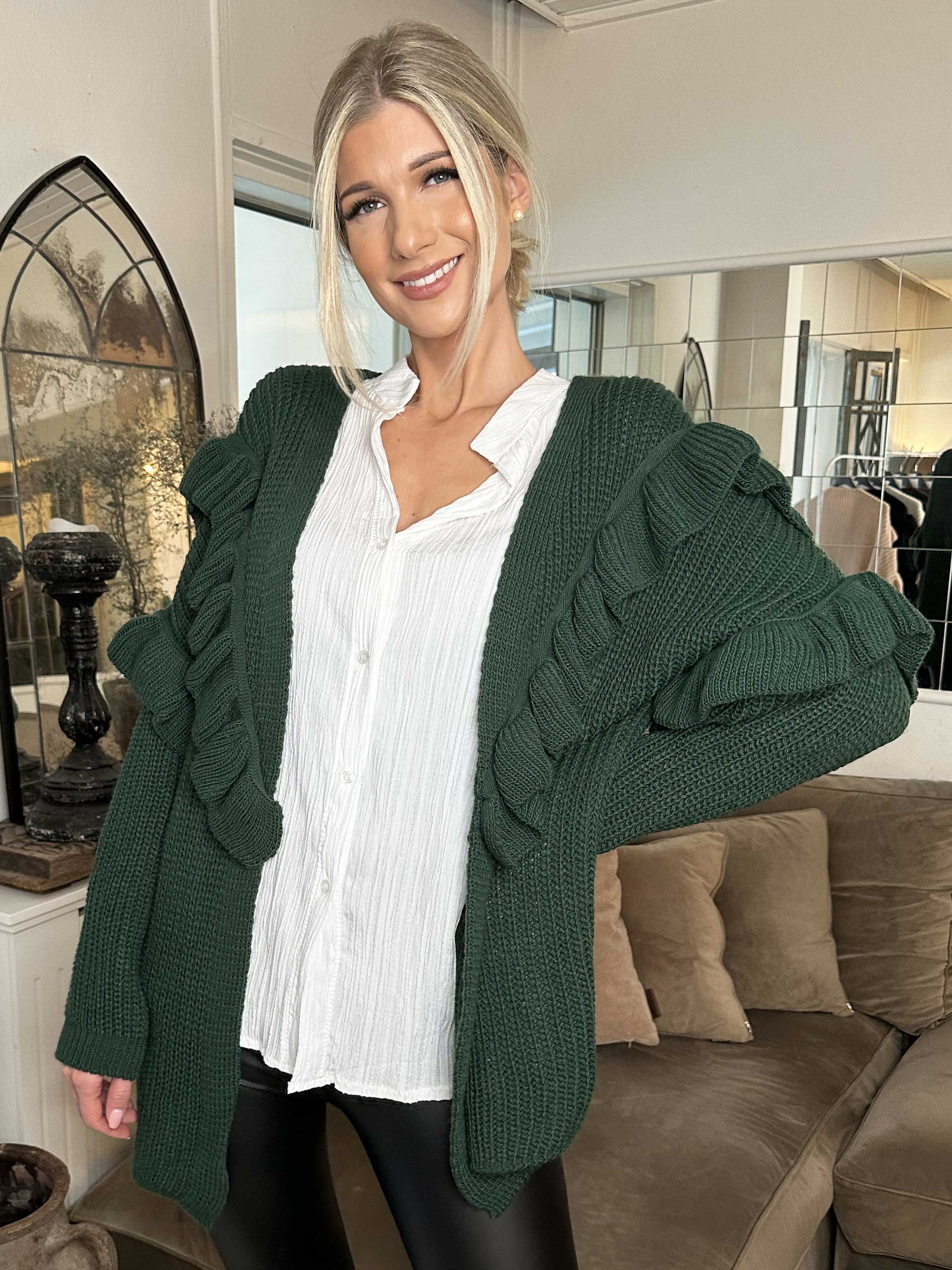 Ellis Cardigan - Lækker strikcardigan med fine flæsedetaljer