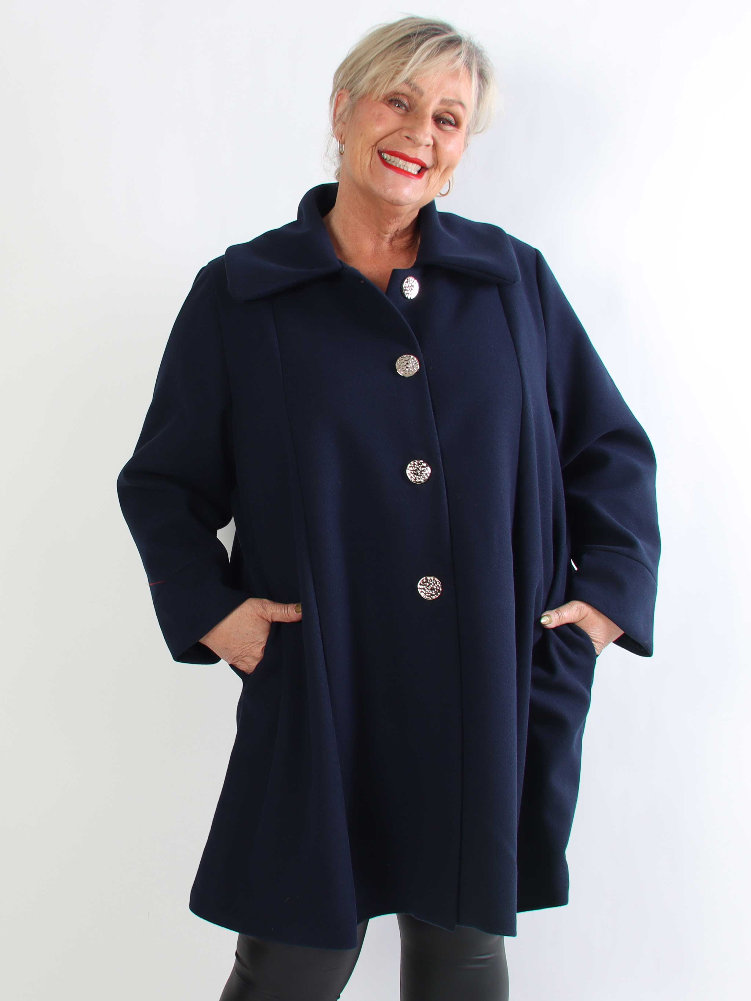 Yalena - Klassisk plus size frakke i A-facon med lommer