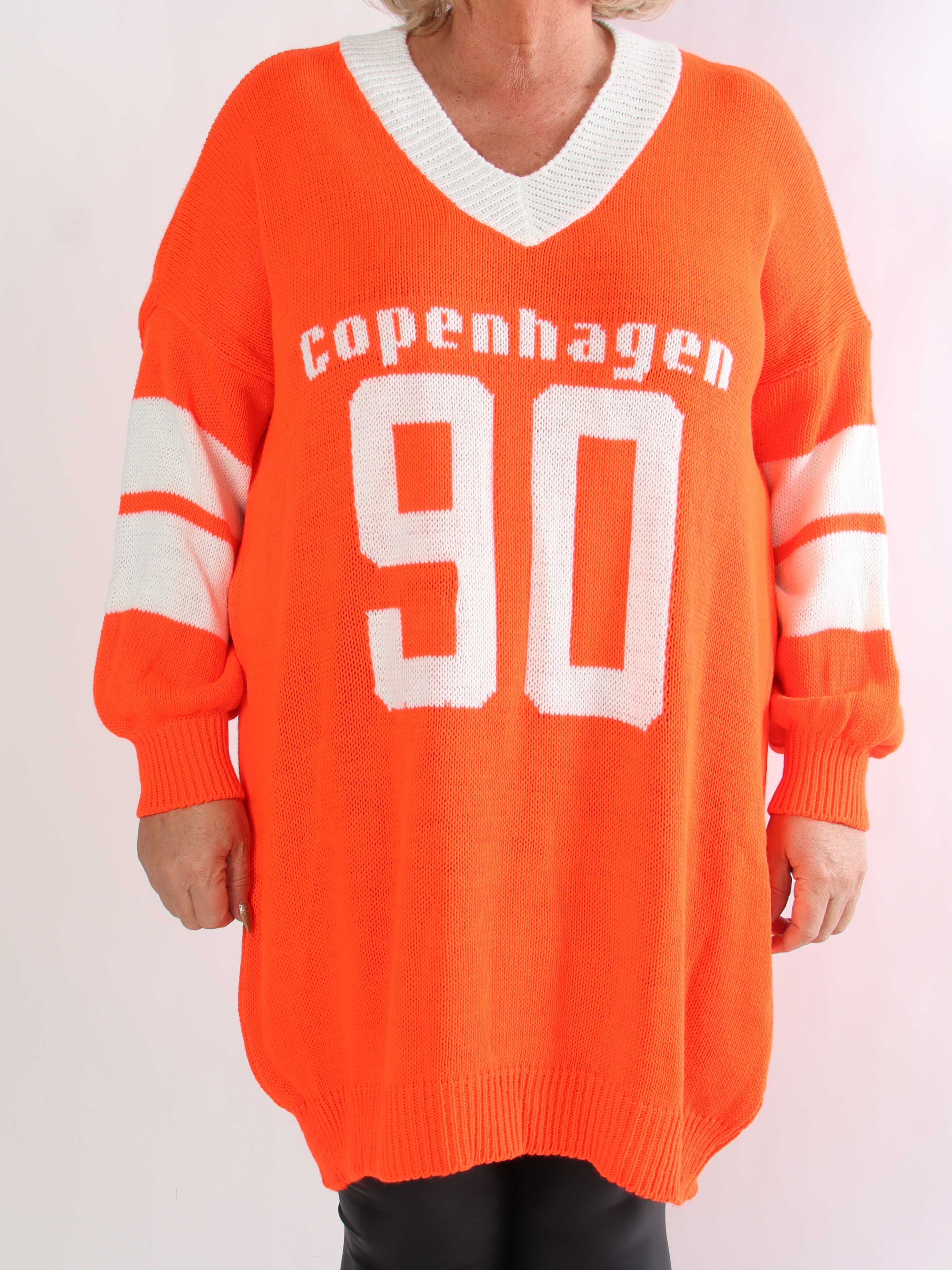 Tiane - Sporty plus size strikkjole med motiv foran