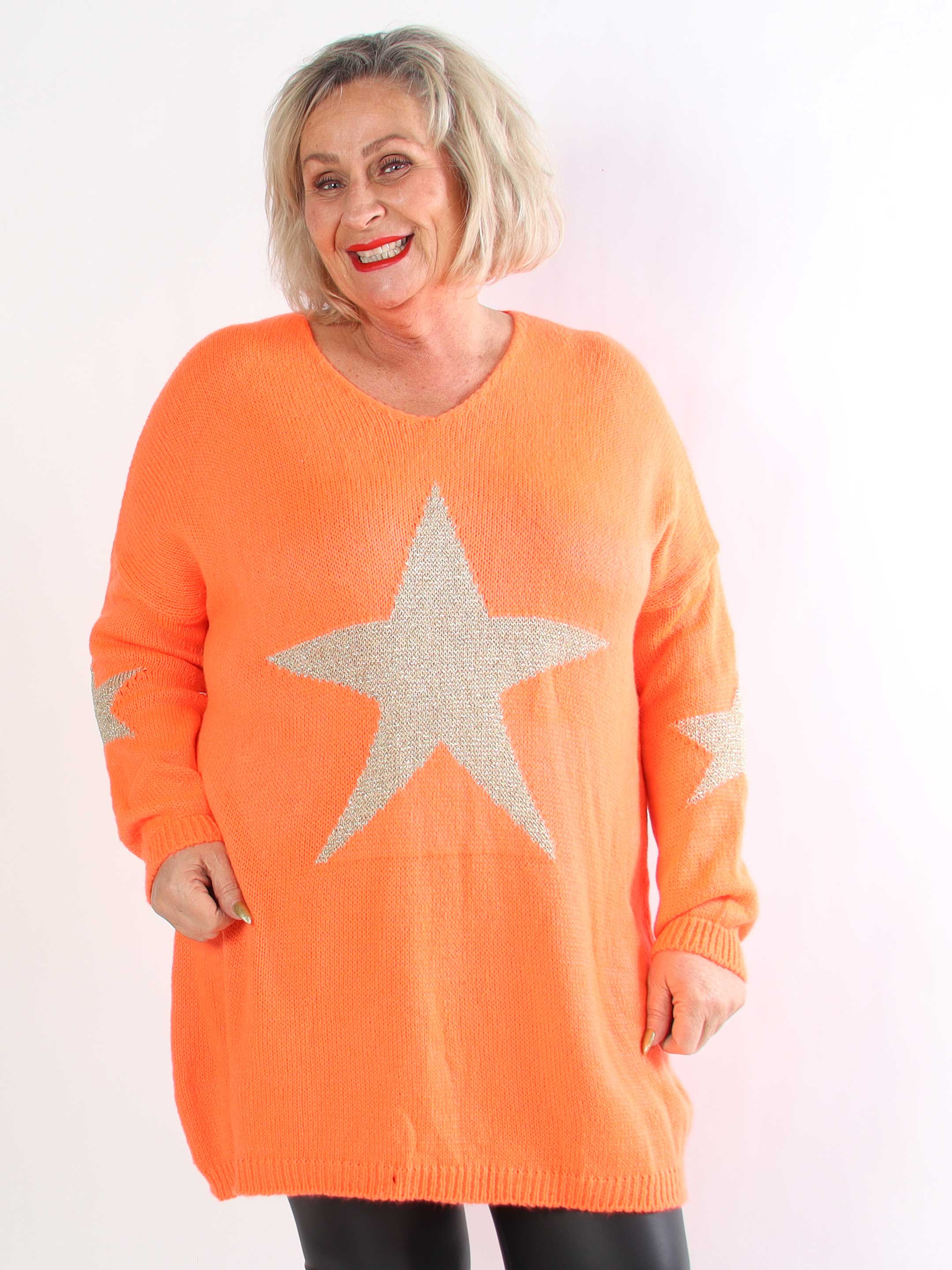 Nikola - Plus size strikkjole med guldstjerner og v-udskæring