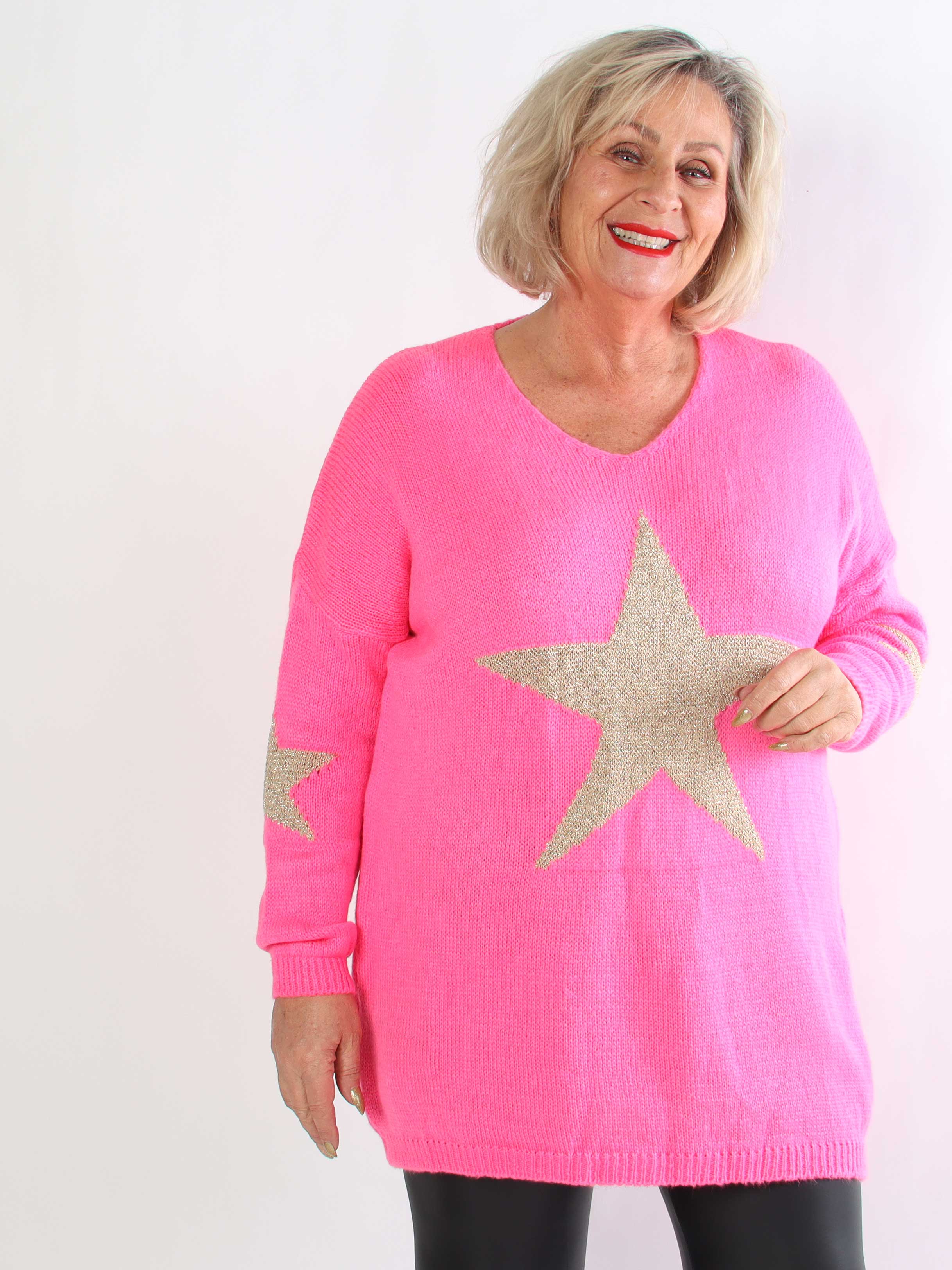 Nikola - Plus size strikkjole med guldstjerner og v-udskæring