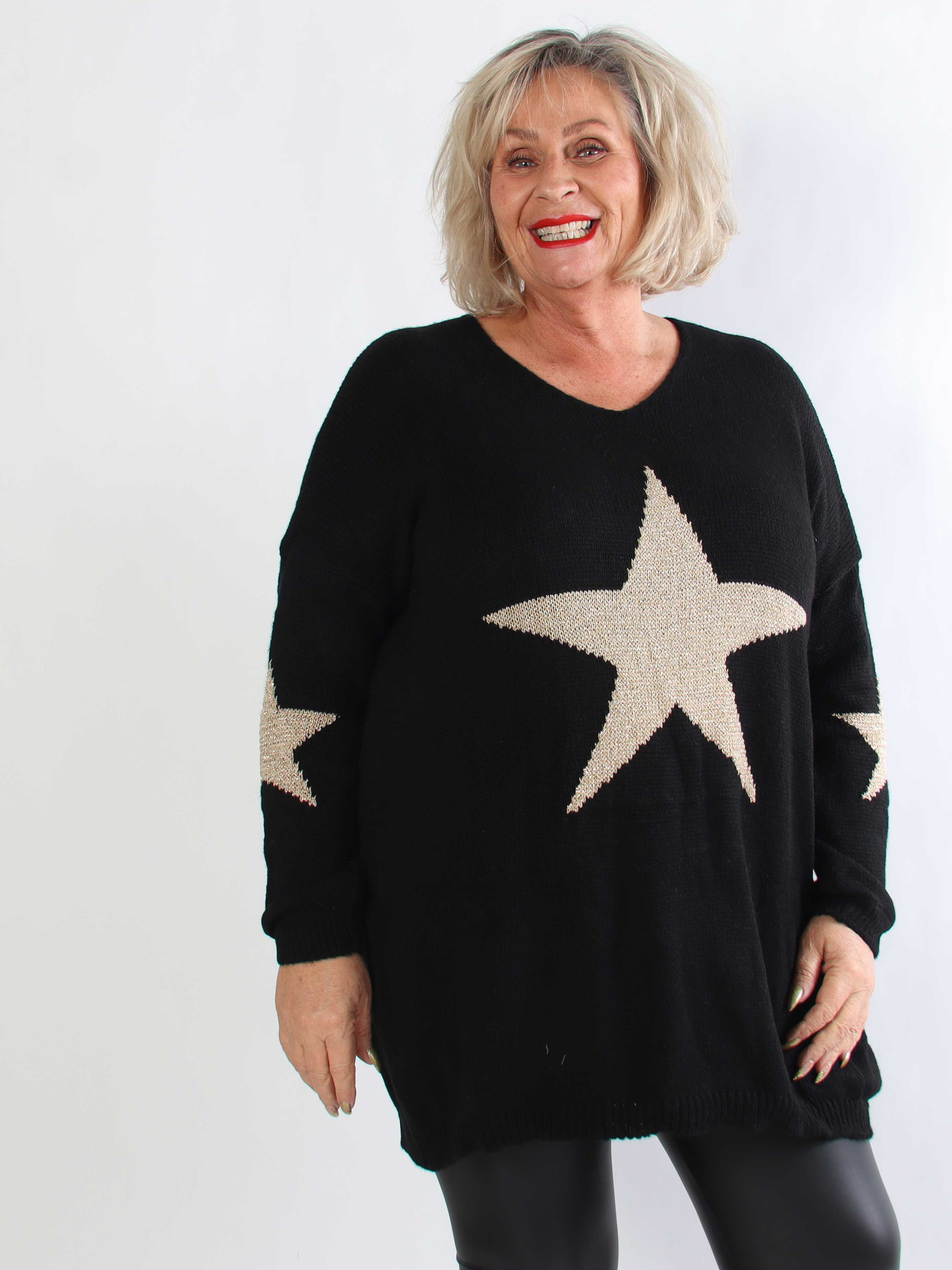 Nikola - Plus size strikkjole med guldstjerner og v-udskæring