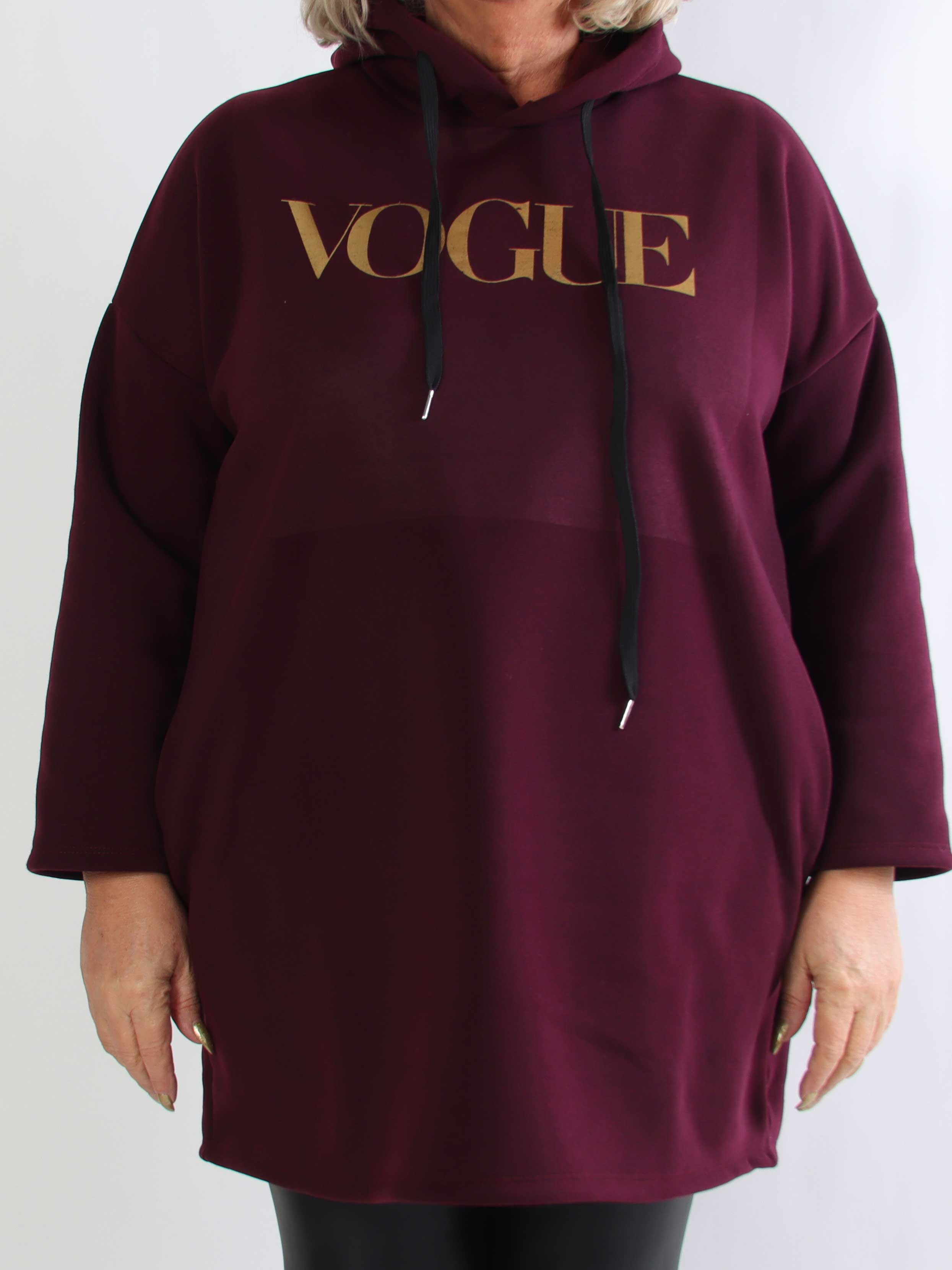 Perrine - Plus size hoodiekjole med VOGUE tryk med lommer