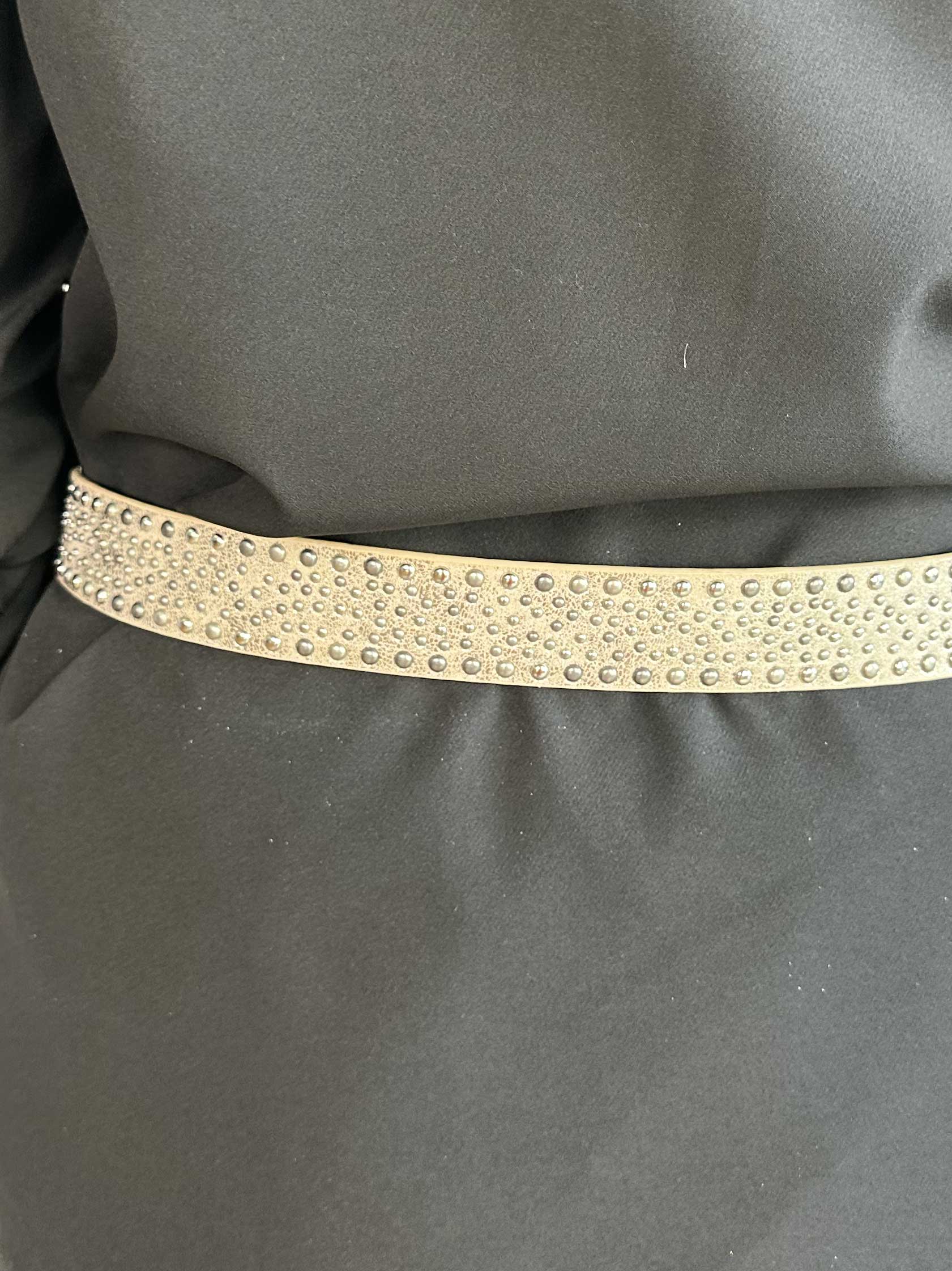 Medea - Bælte pyntet med nitter