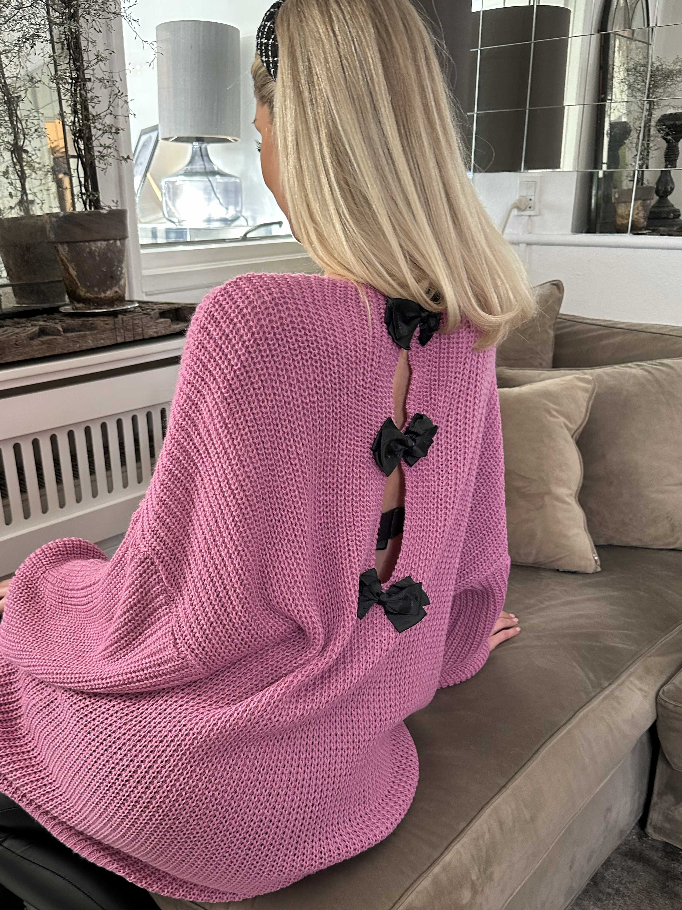 Diana - Fin strikkjole med ballonærmer og sløjfer