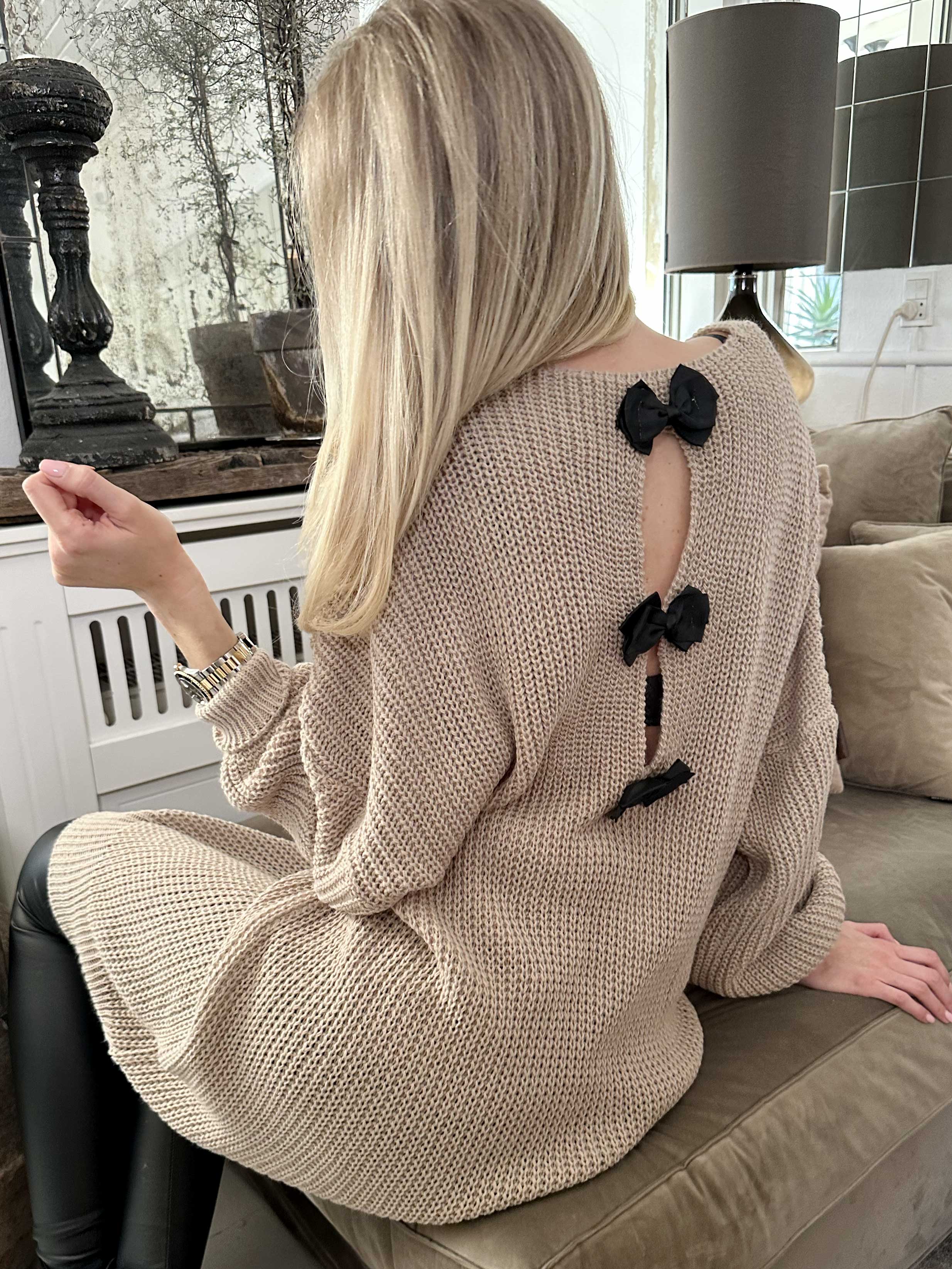 Diana - Fin strikkjole med ballonærmer og sløjfer