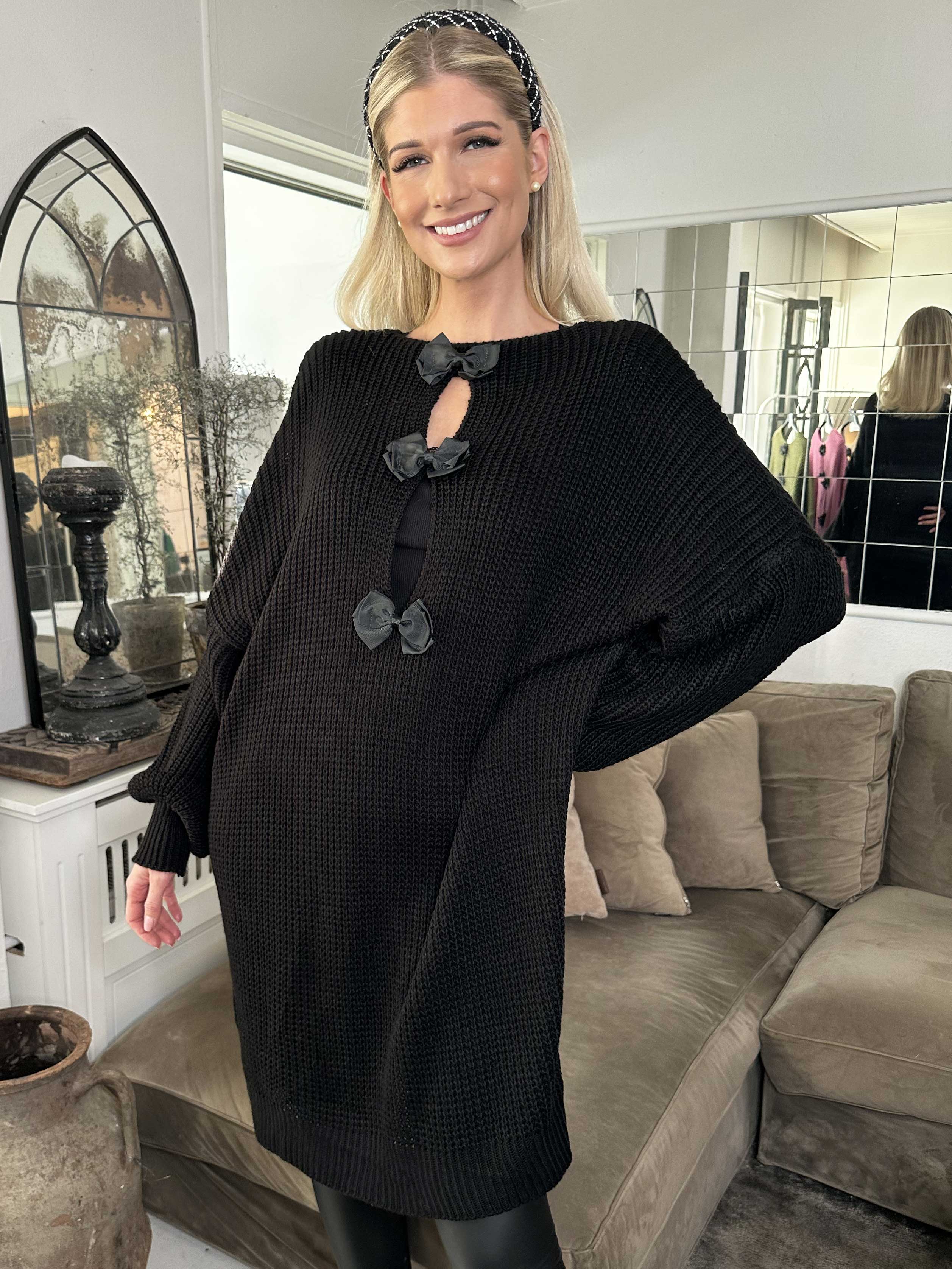 Diana - Fin strikkjole med ballonærmer og sløjfer