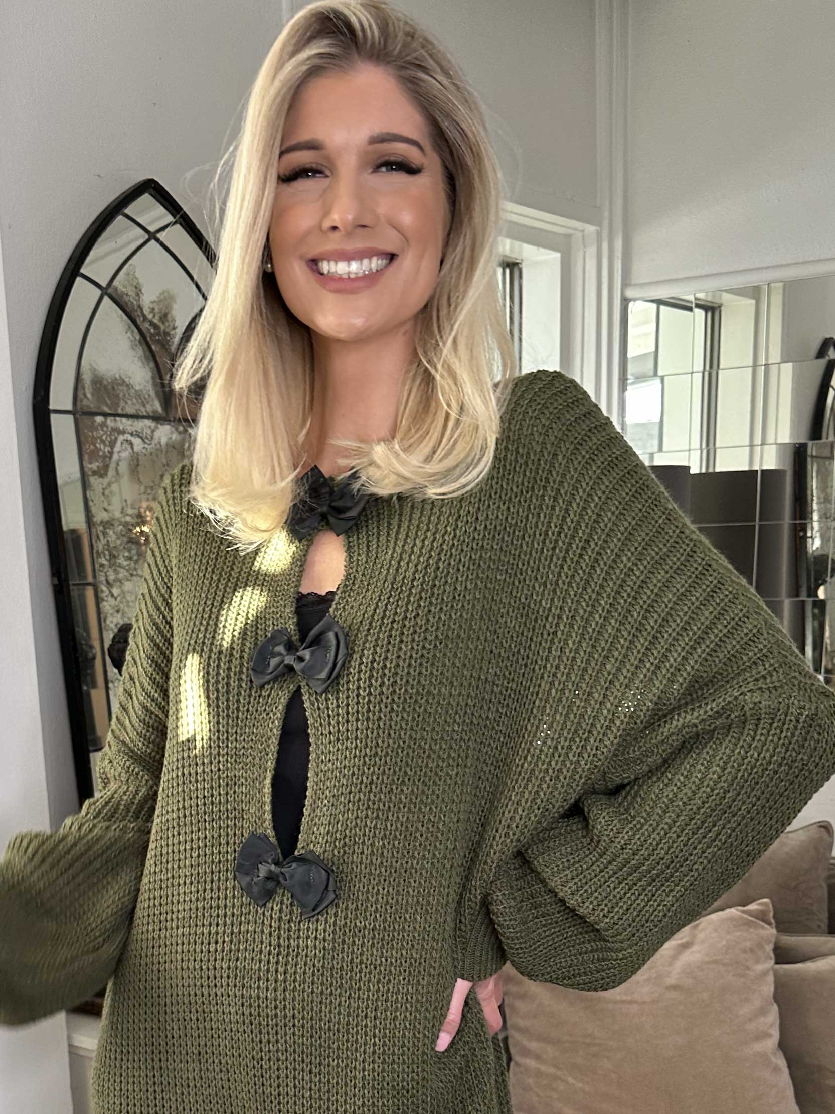 Diana - Fin strikkjole med ballonærmer og sløjfer