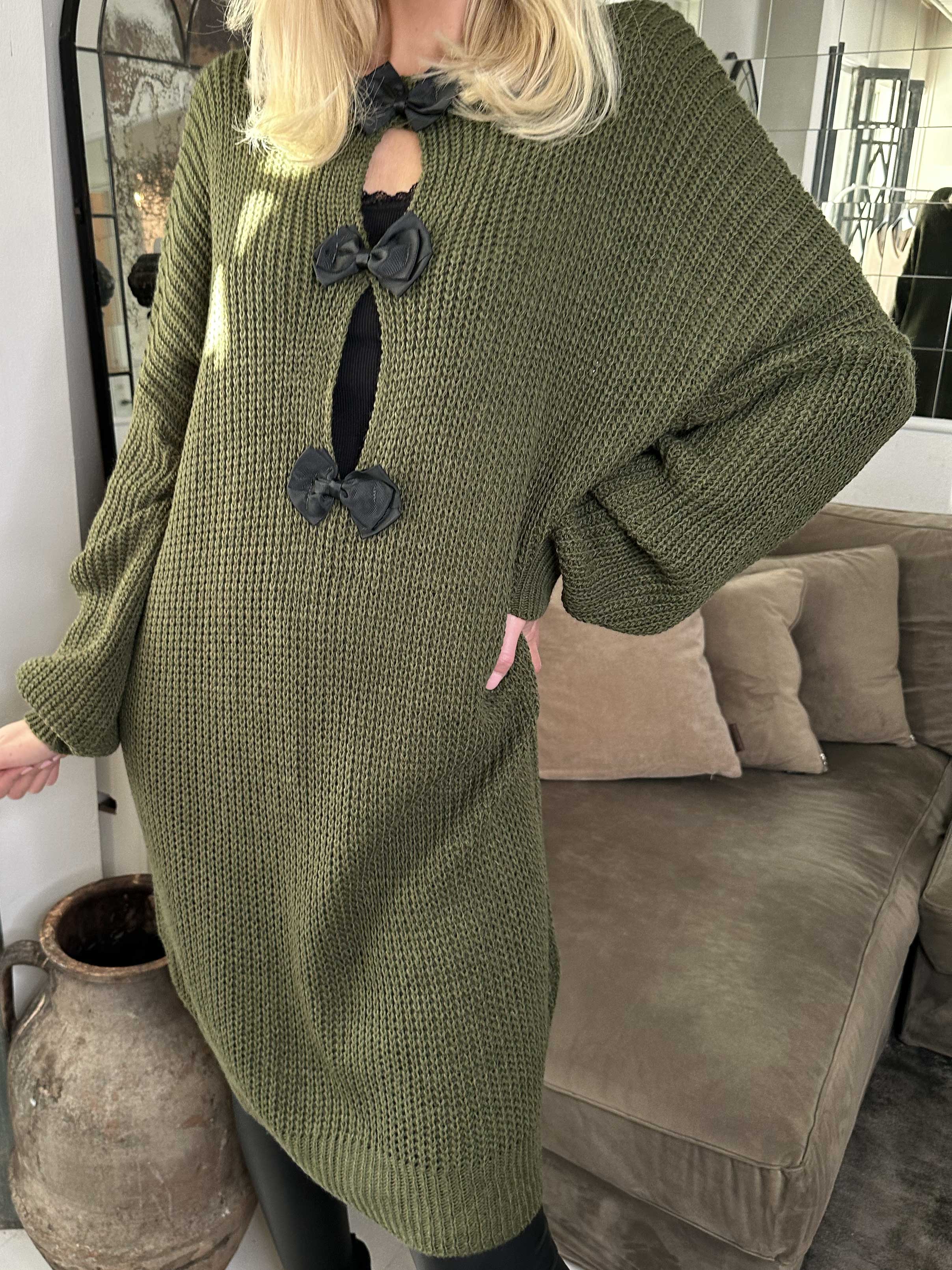 Diana - Fin strikkjole med ballonærmer og sløjfer