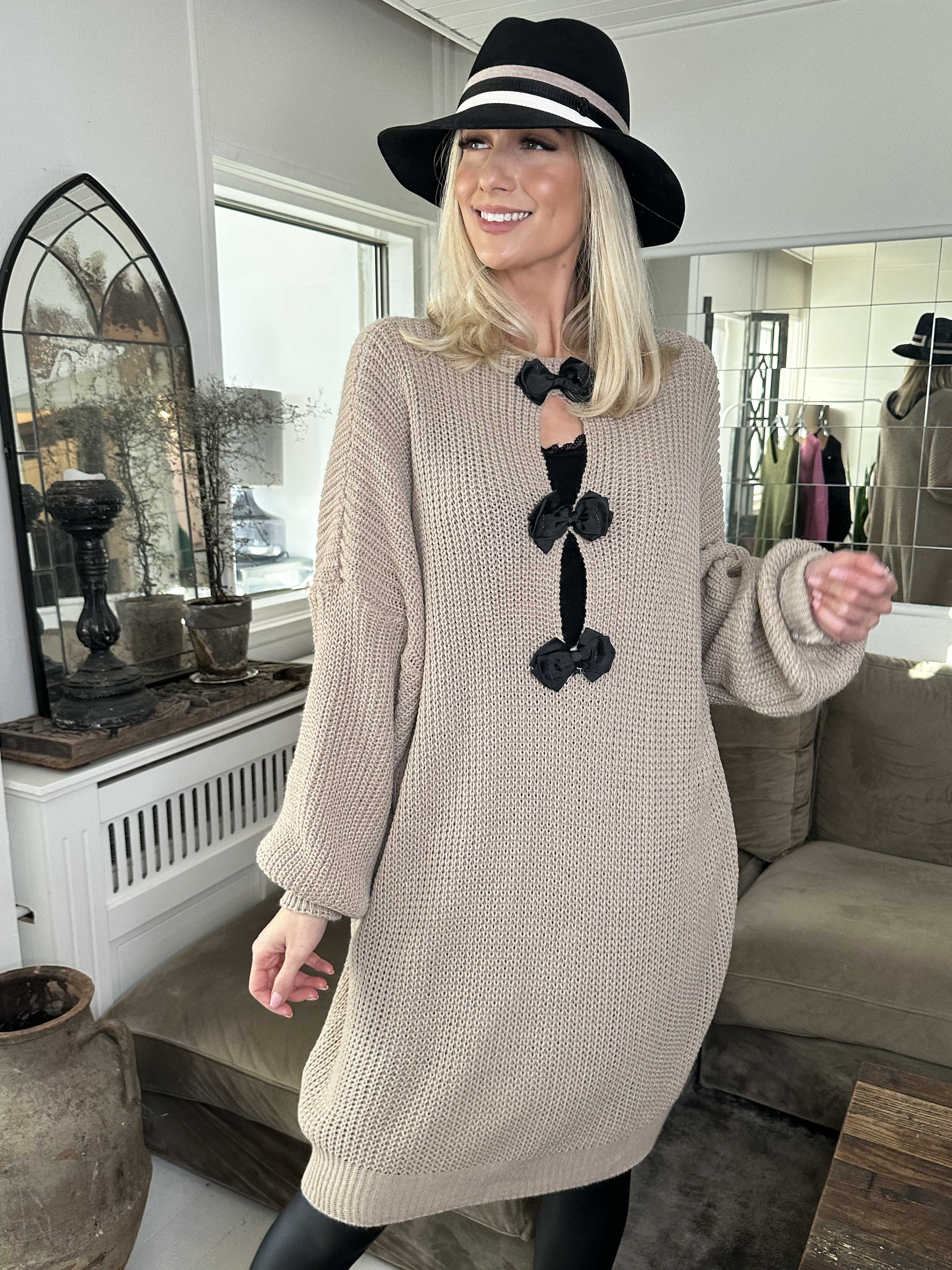 Diana - Fin strikkjole med ballonærmer og sløjfer