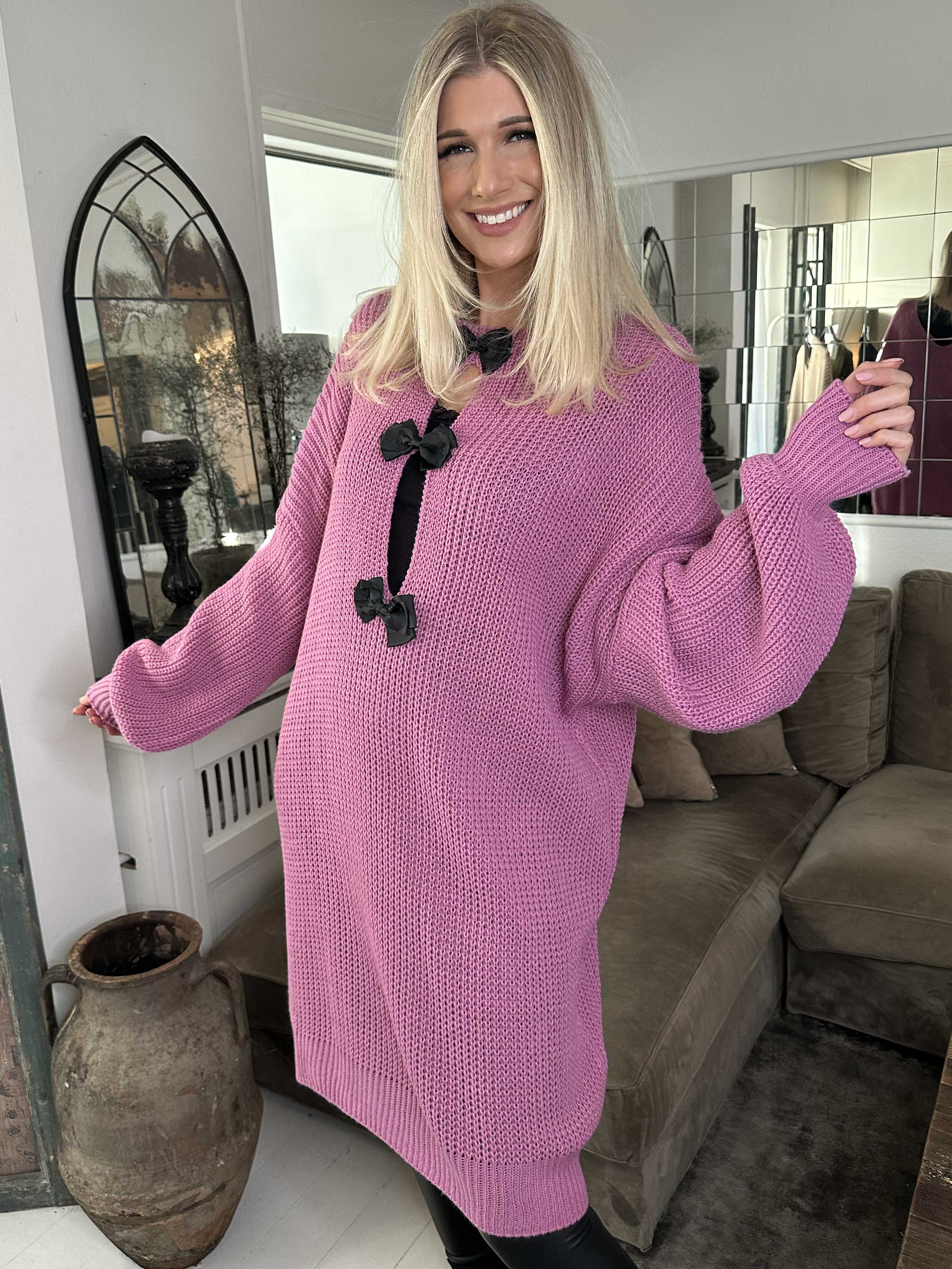 Diana - Fin strikkjole med ballonærmer og sløjfer