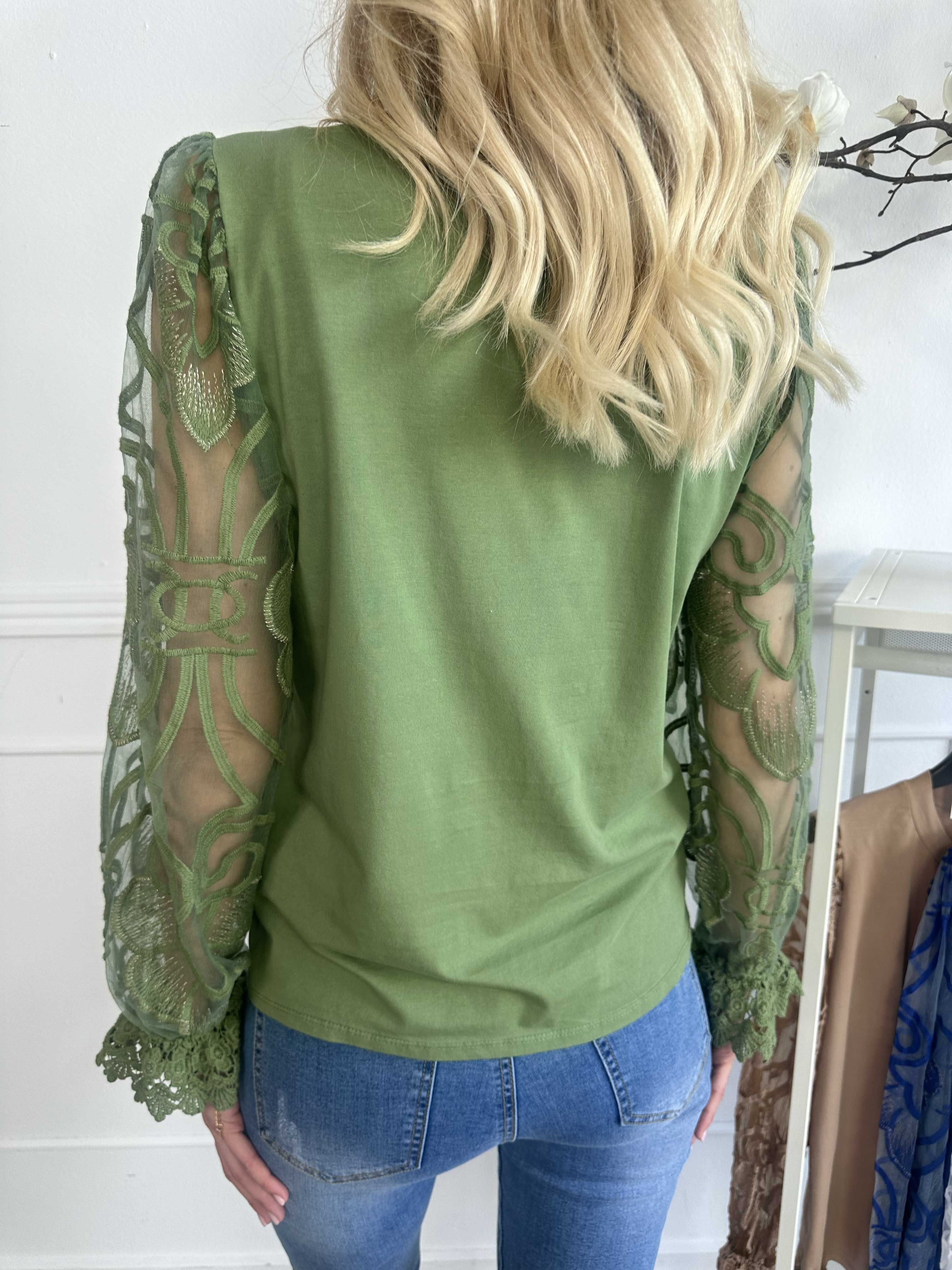 Nadine L/S - Sød bluse med blondeærmer