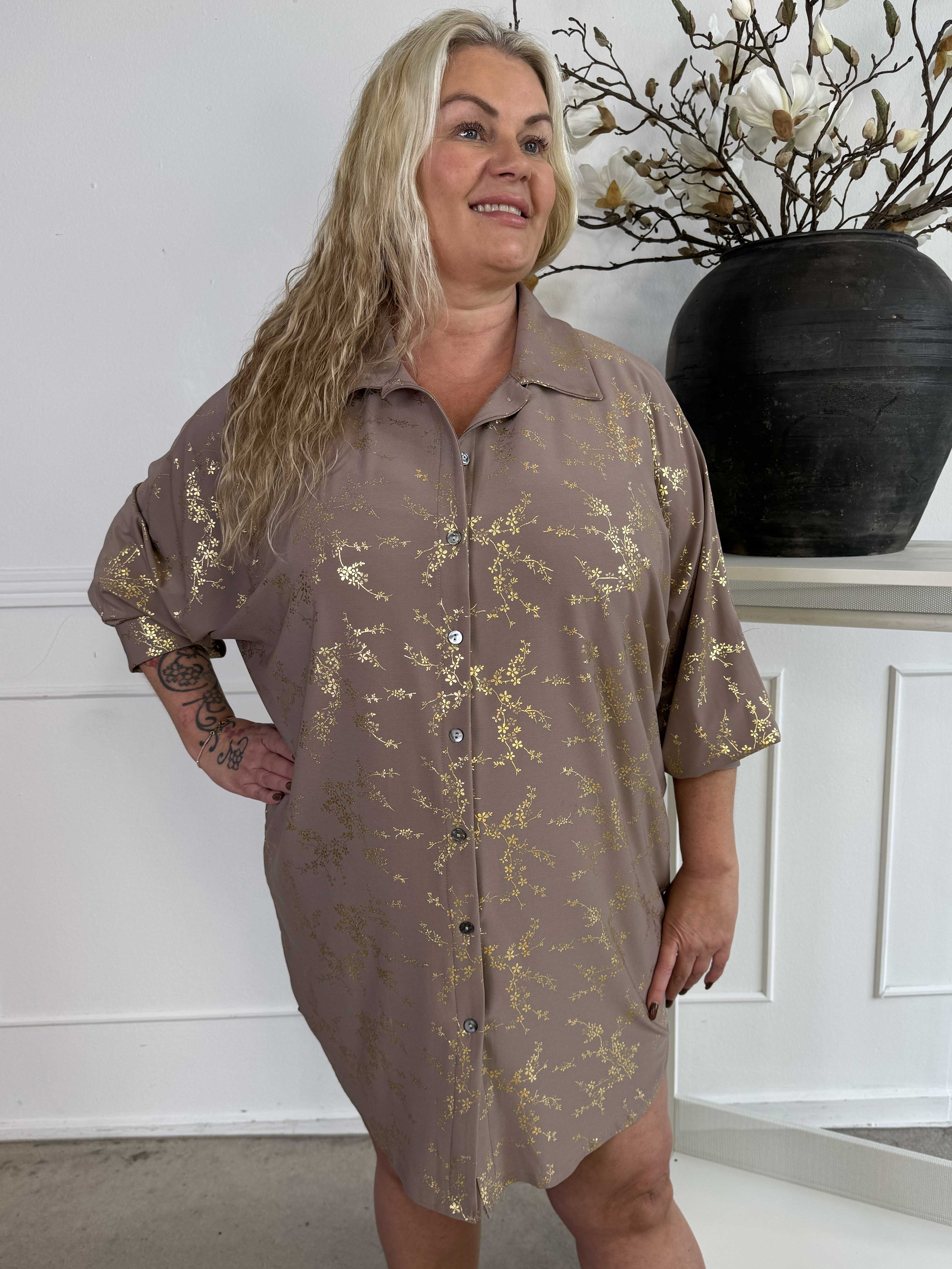 Mia Gold - Elastisk plus size skjortekjole med gulddetaljer