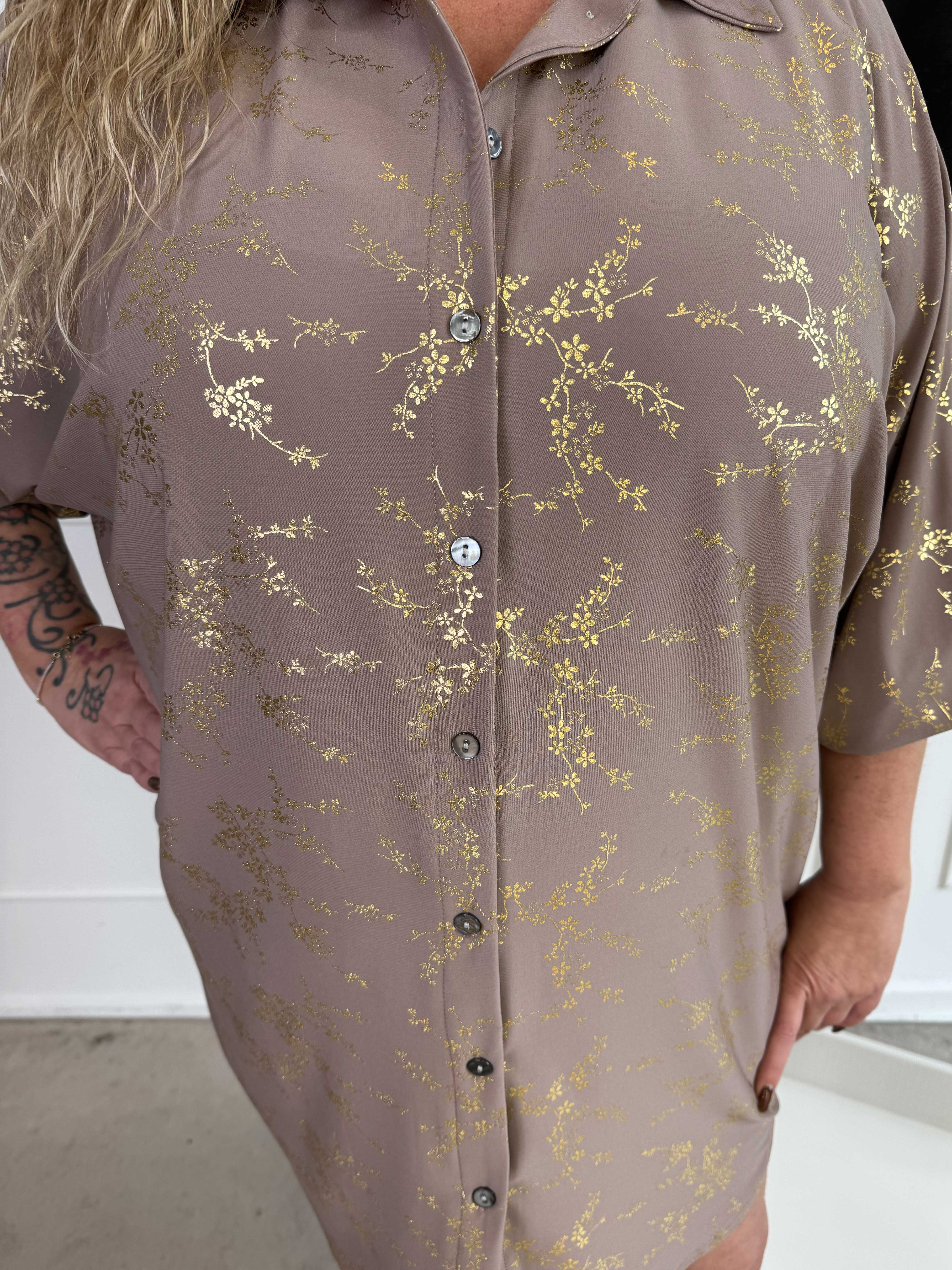 Mia Gold - Elastisk plus size skjortekjole med gulddetaljer