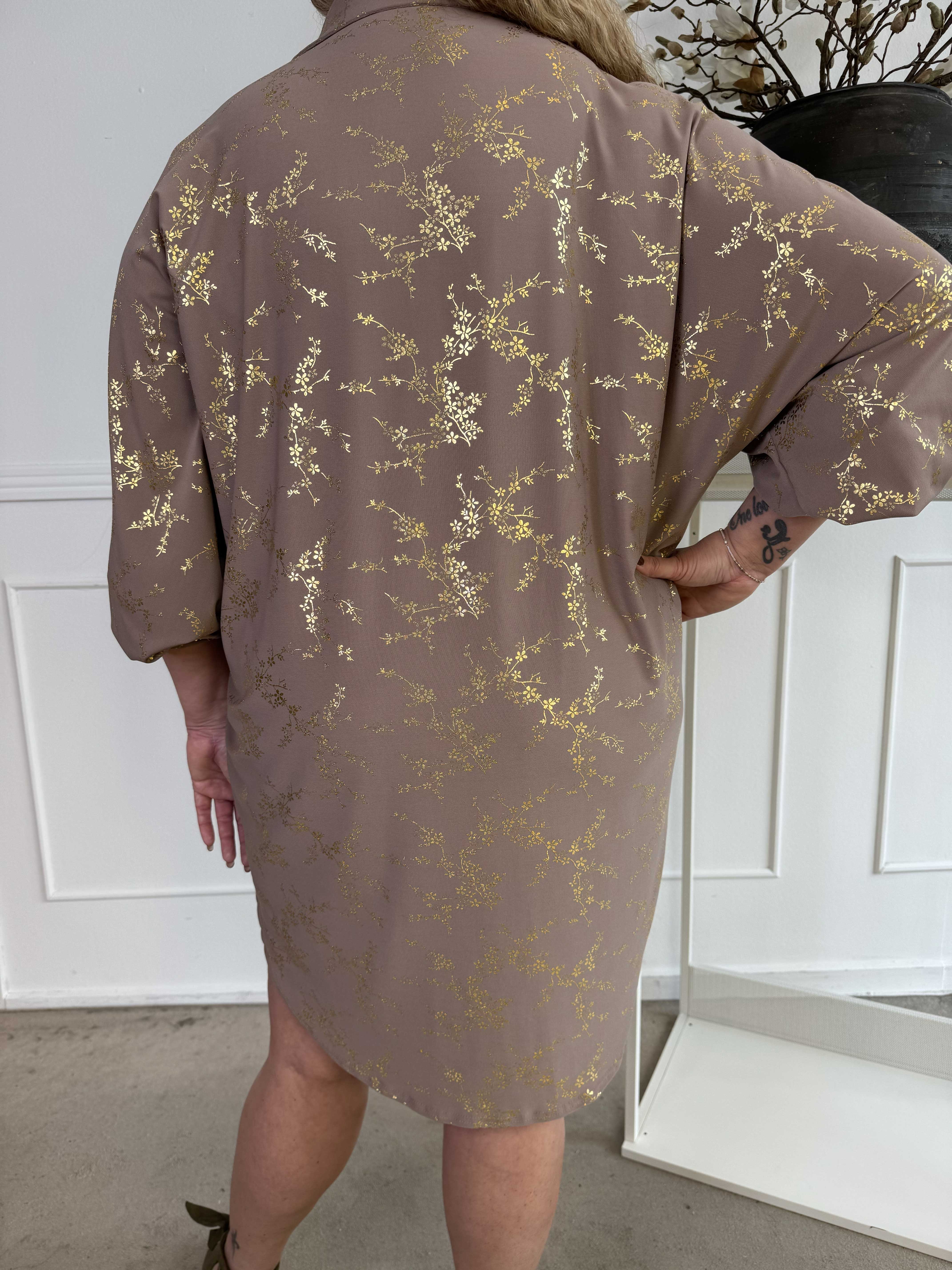 Mia Gold - Elastisk plus size skjortekjole med gulddetaljer