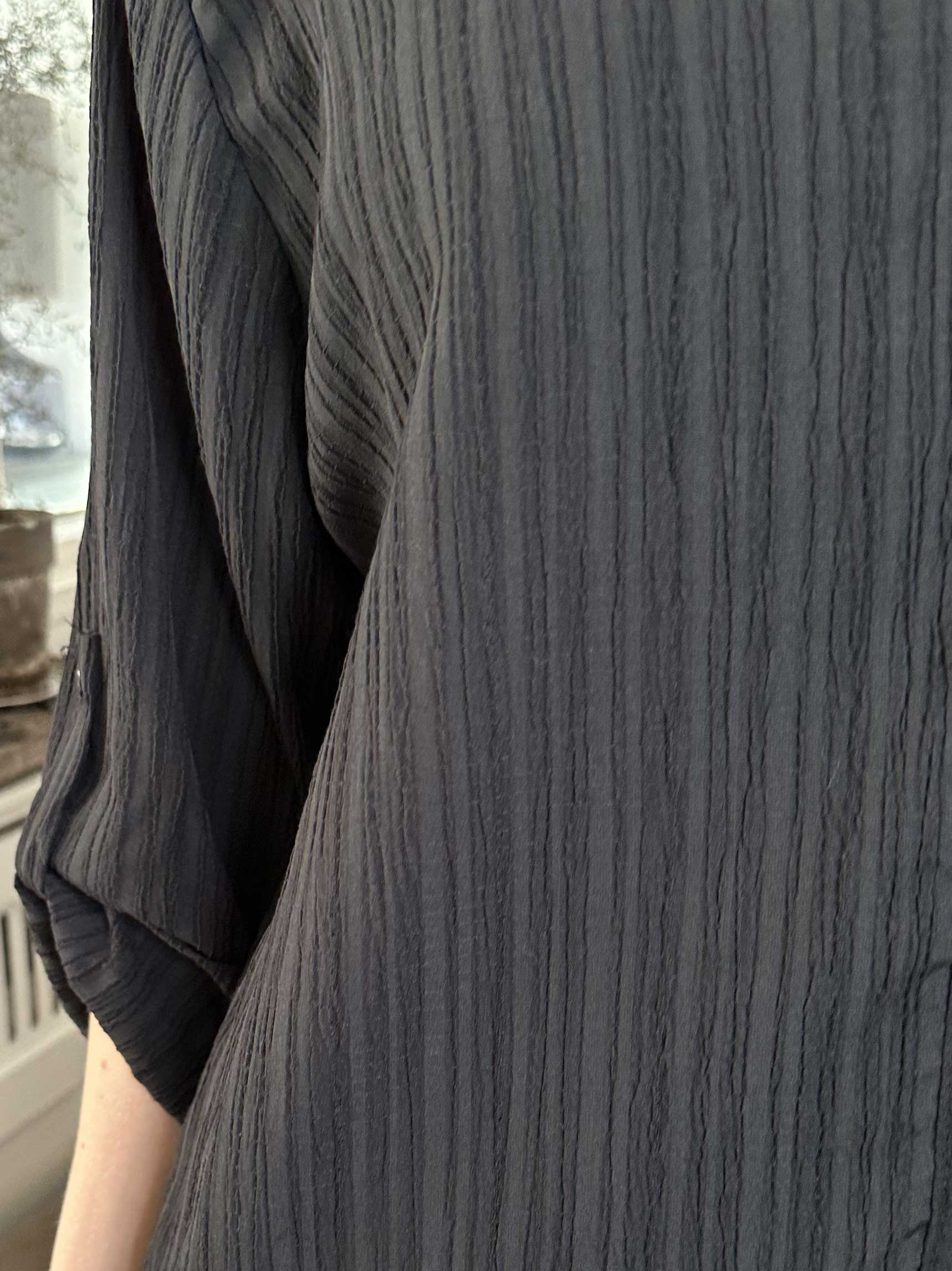 Karah - Ensfarvet skjorte i crepet look