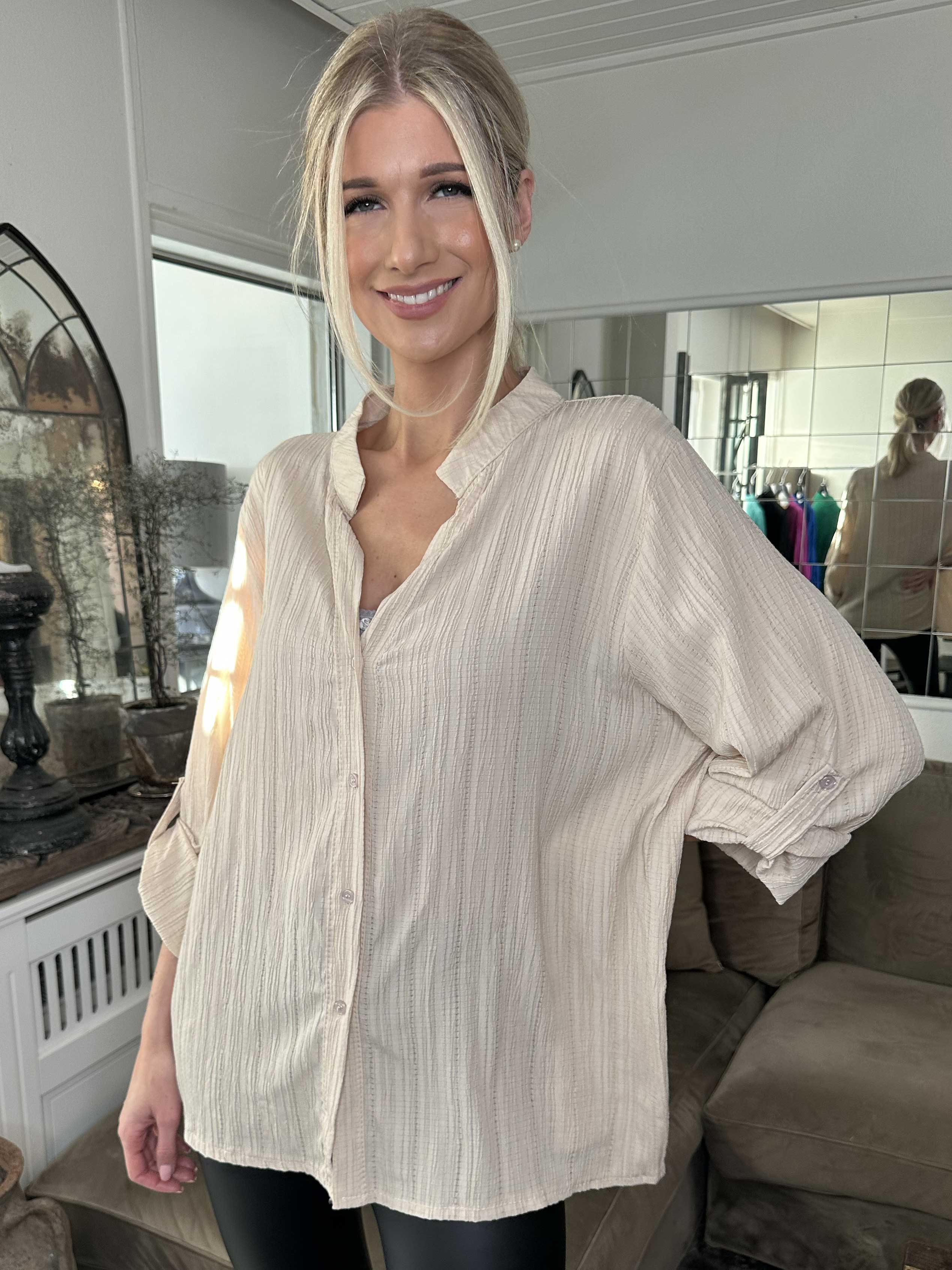 Karah - Ensfarvet skjorte i crepet look