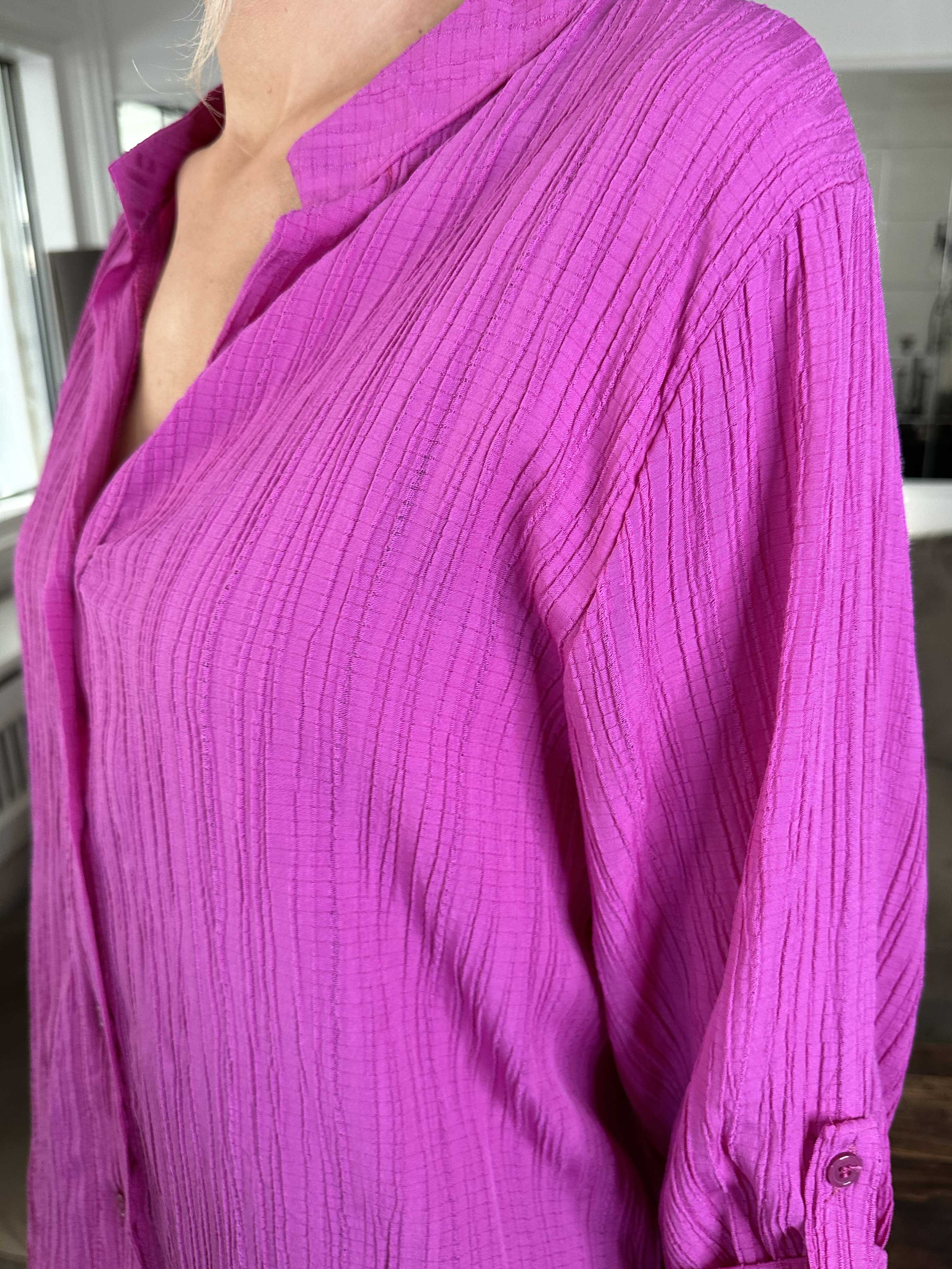 Karah - Ensfarvet skjorte i crepet look