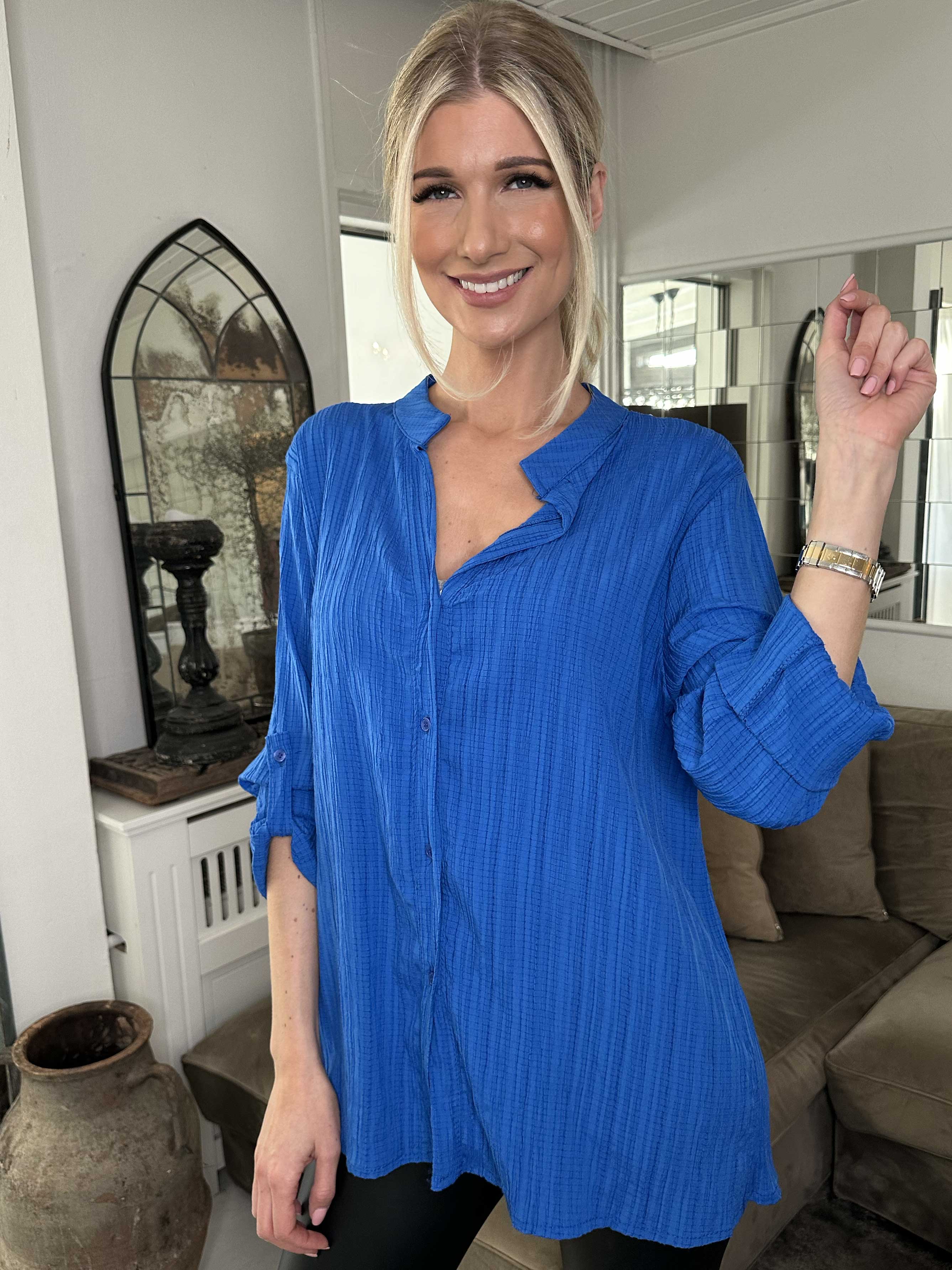 Karah - Ensfarvet skjorte i crepet look