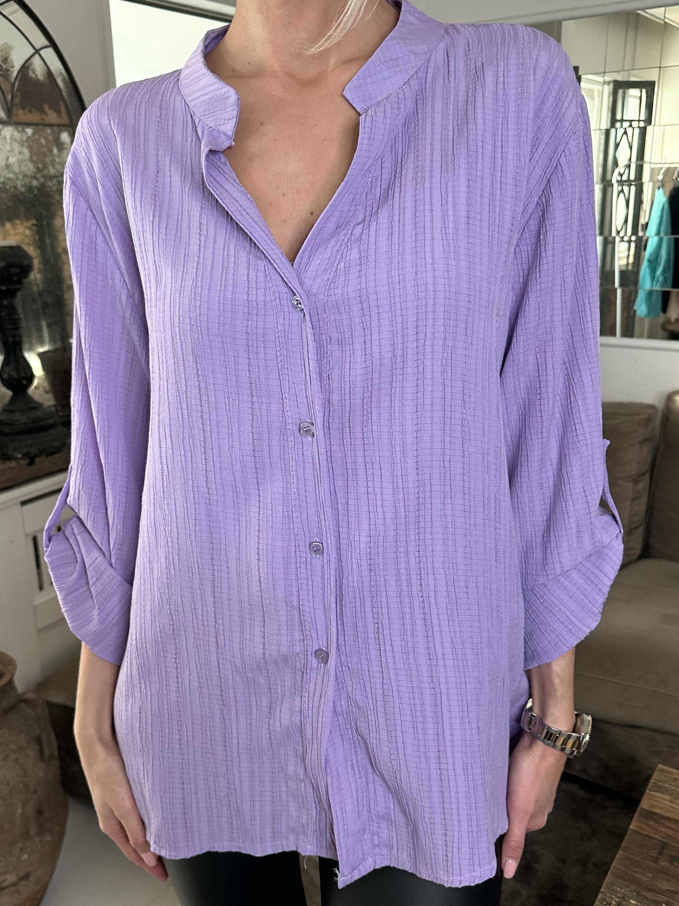 Karah - Ensfarvet skjorte i crepet look