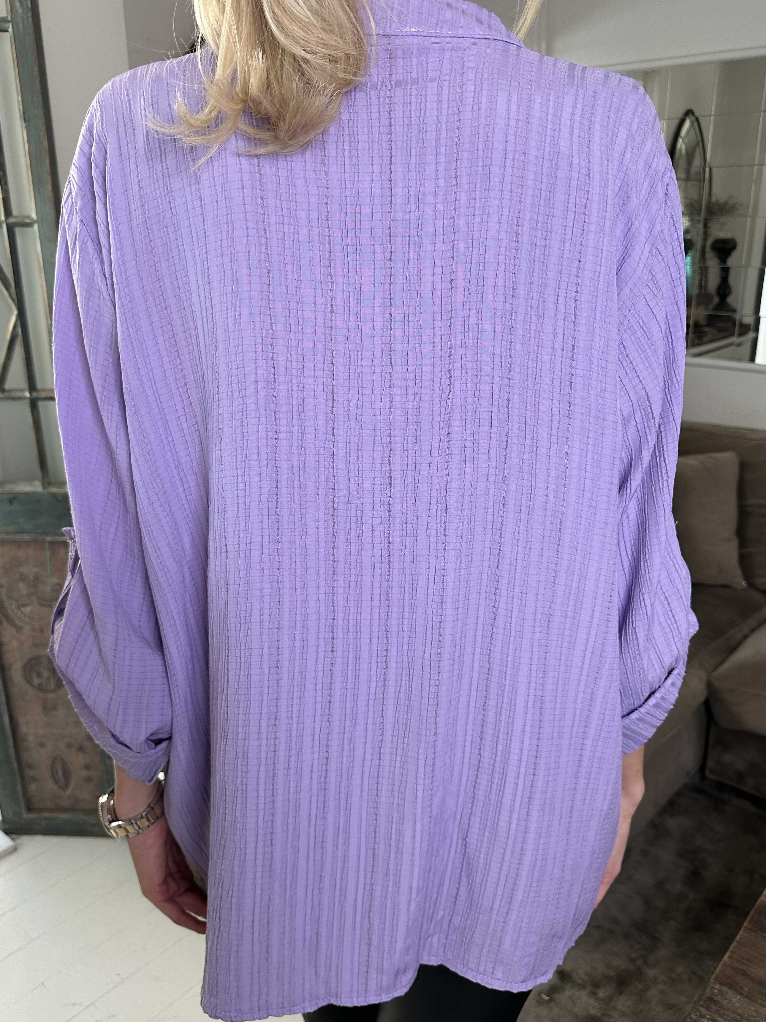 Karah - Ensfarvet skjorte i crepet look