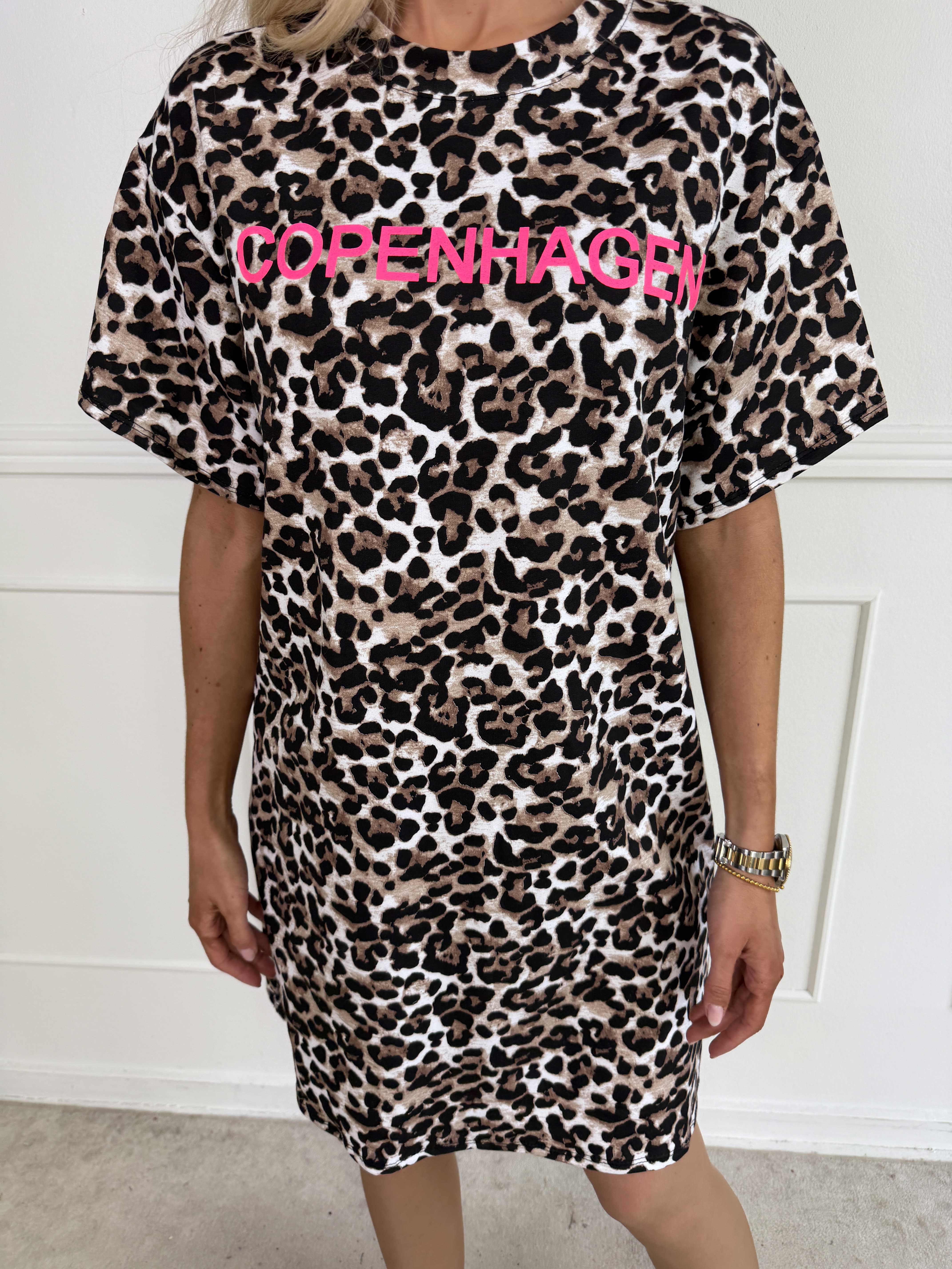 Malia Leo - T-shirt kjole i bomuld med COPENHAGEN tryk