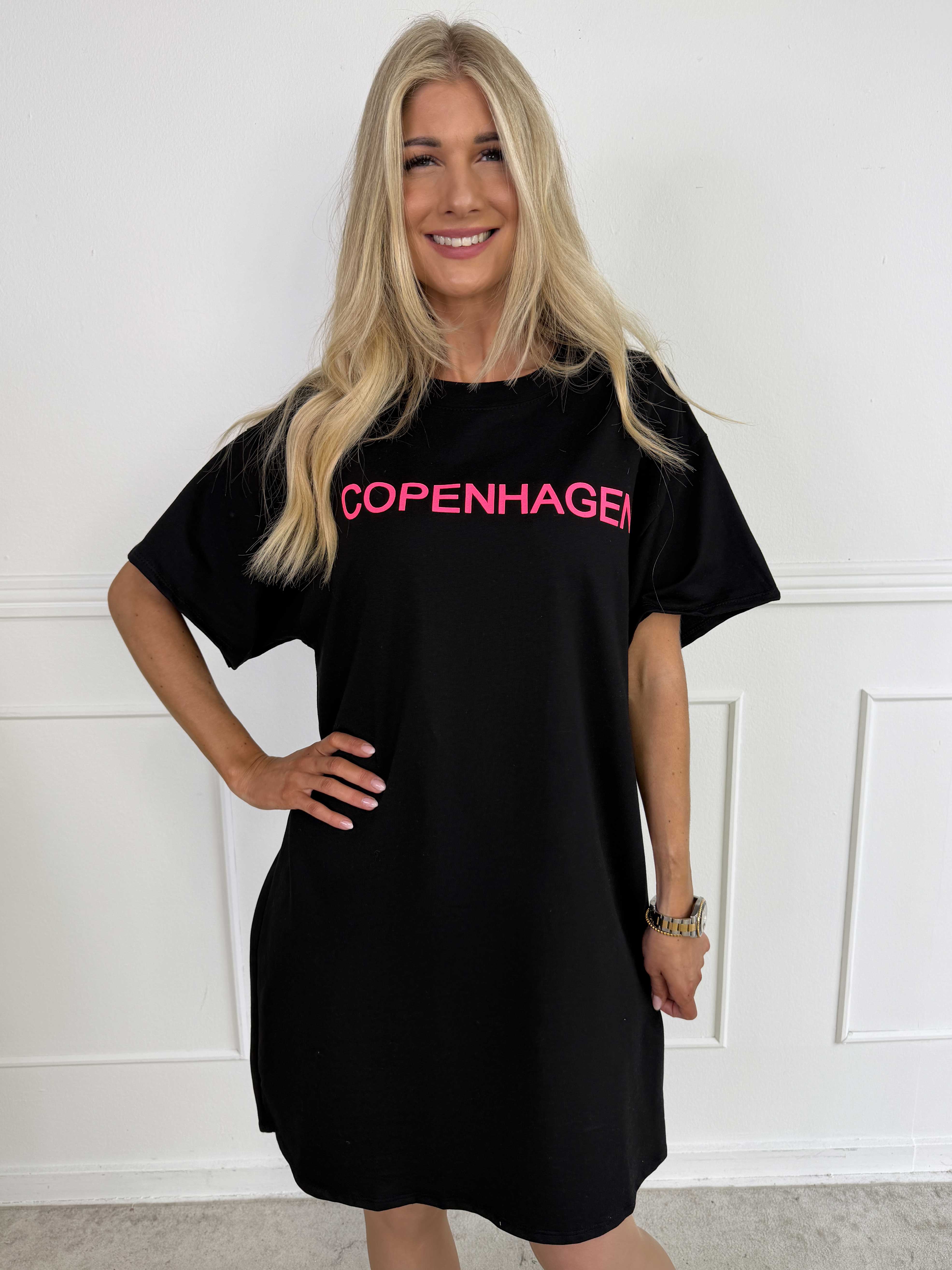Malia - T-shirt kjole i bomuld med COPENHAGEN tryk