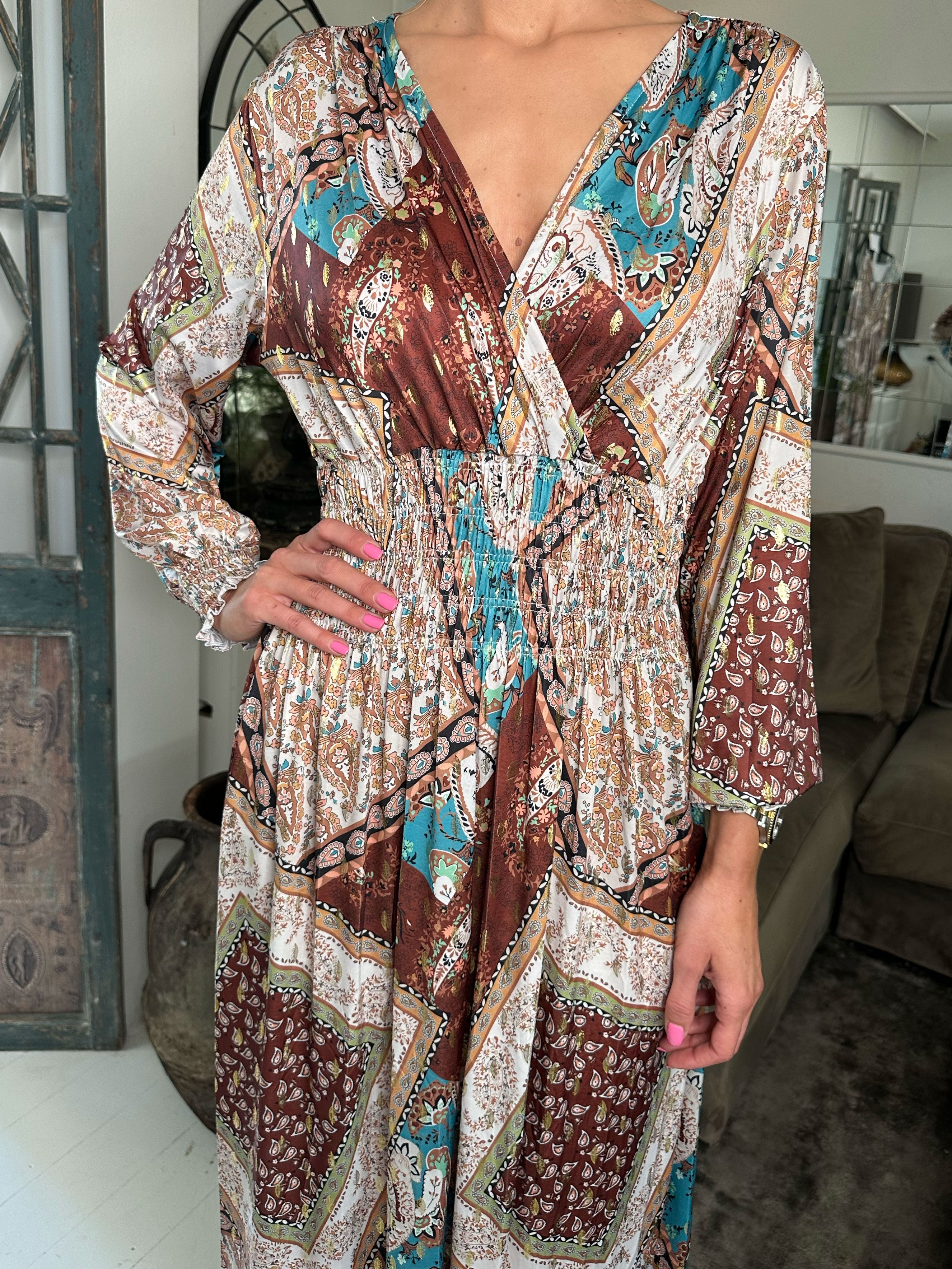 Pams Paisley L/S - Lang elastisk kjole i krølfrit stof med lange ærmer