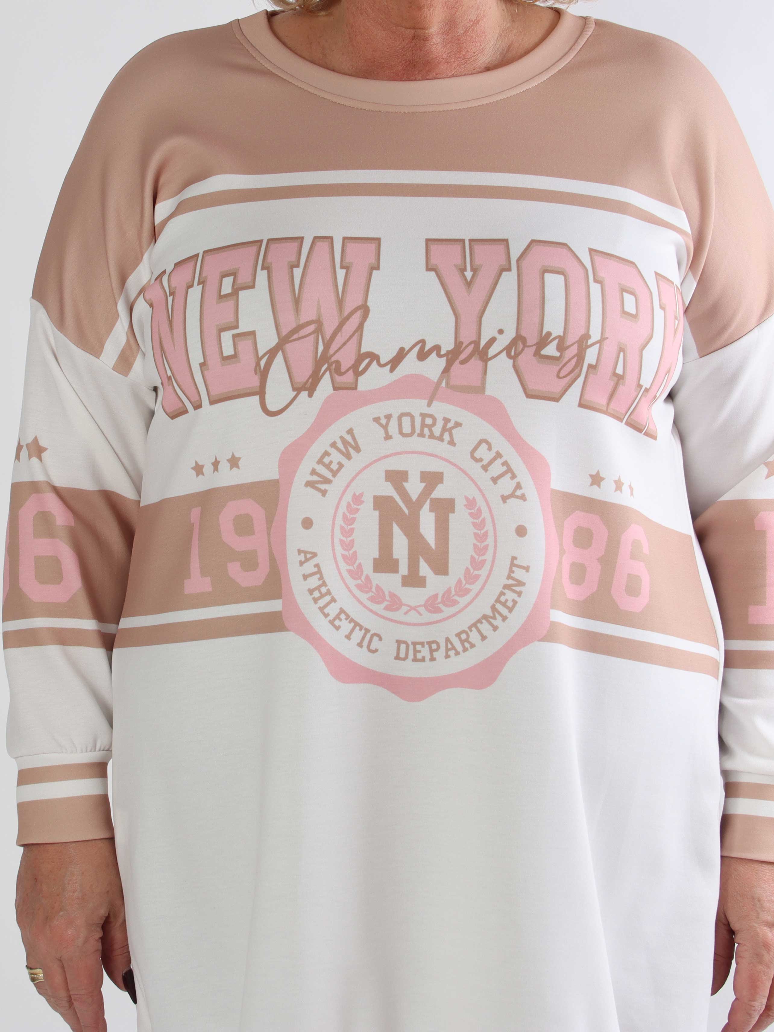 Rosaria - Plus size joggingkjole med New York stående på brystet