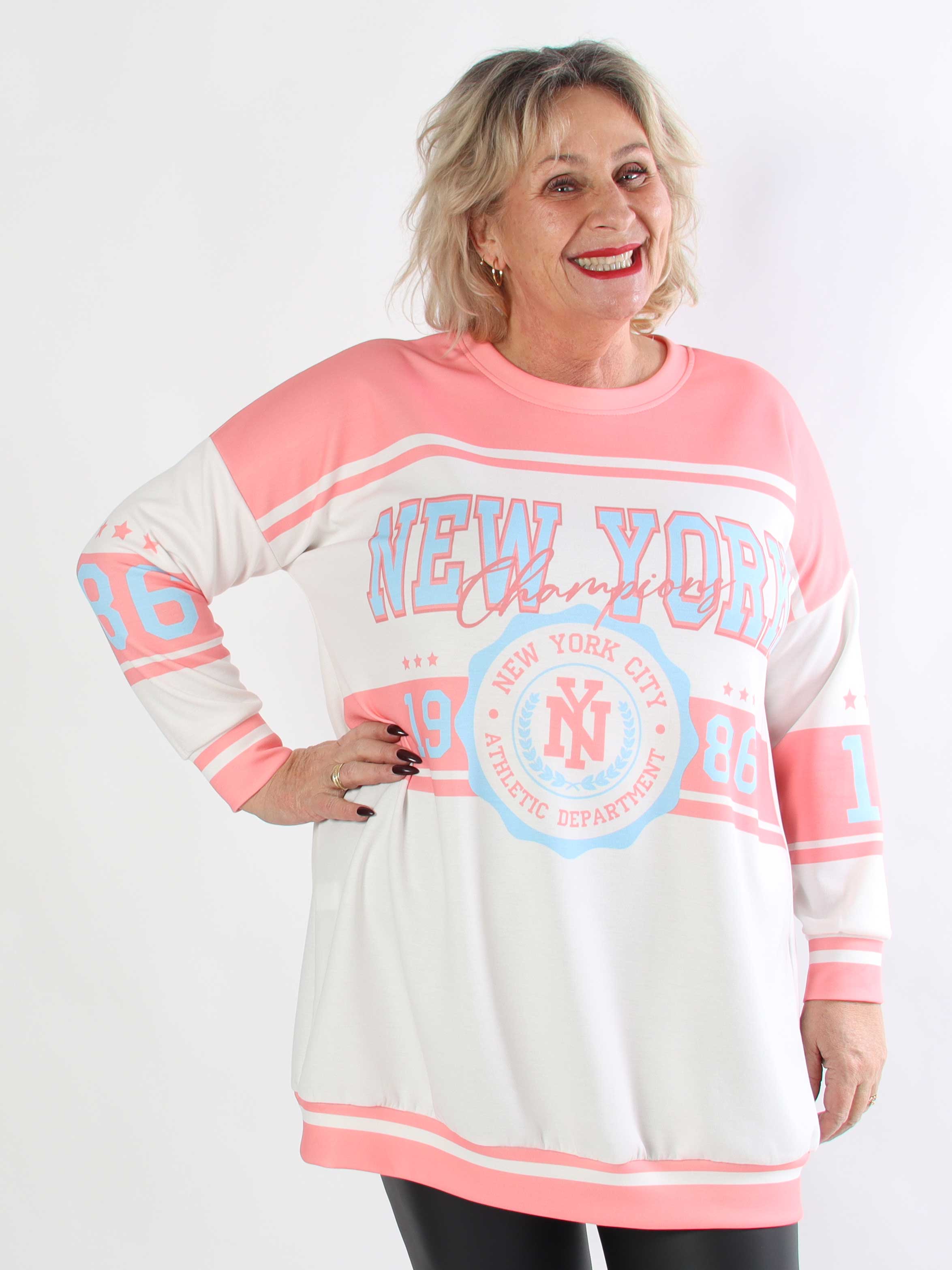 Rosaria - Plus size joggingkjole med New York stående på brystet