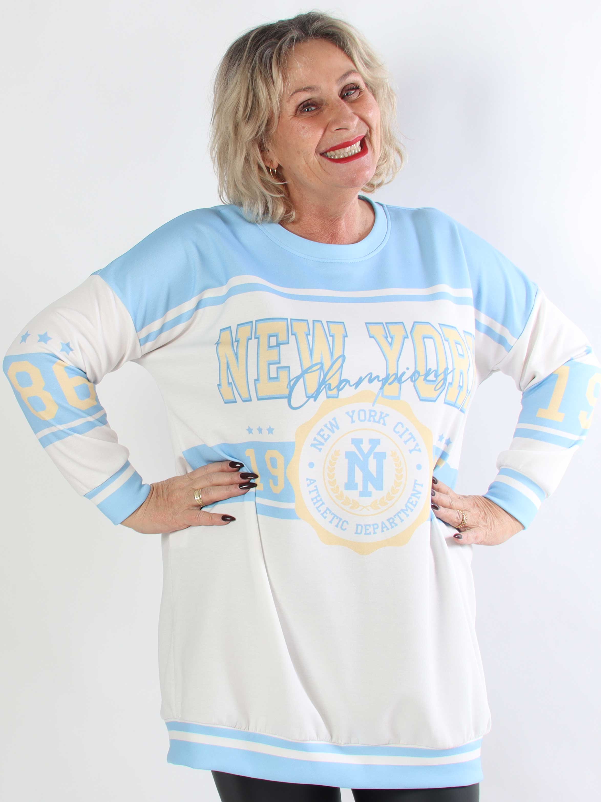 Rosaria - Plus size joggingkjole med New York stående på brystet