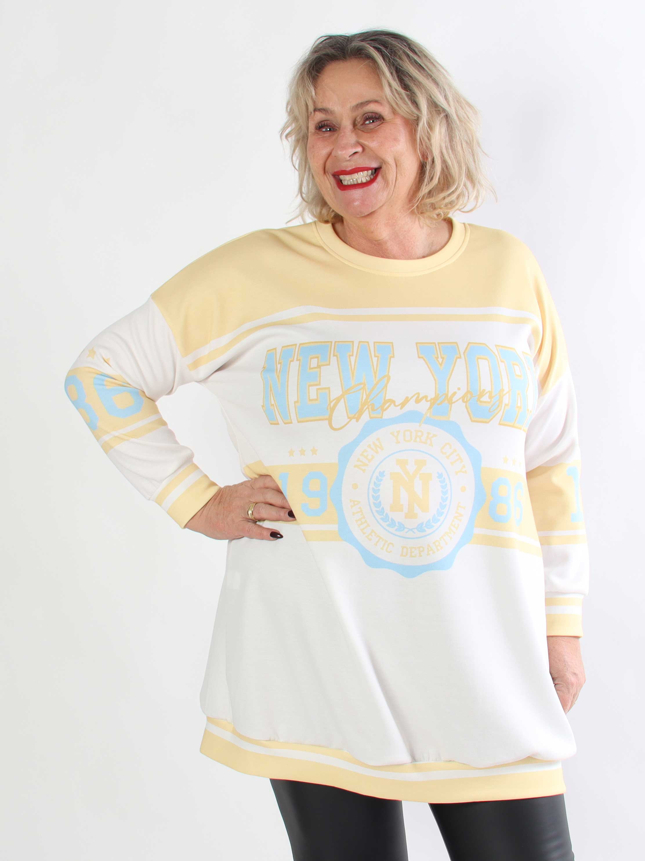 Rosaria - Plus size joggingkjole med New York stående på brystet