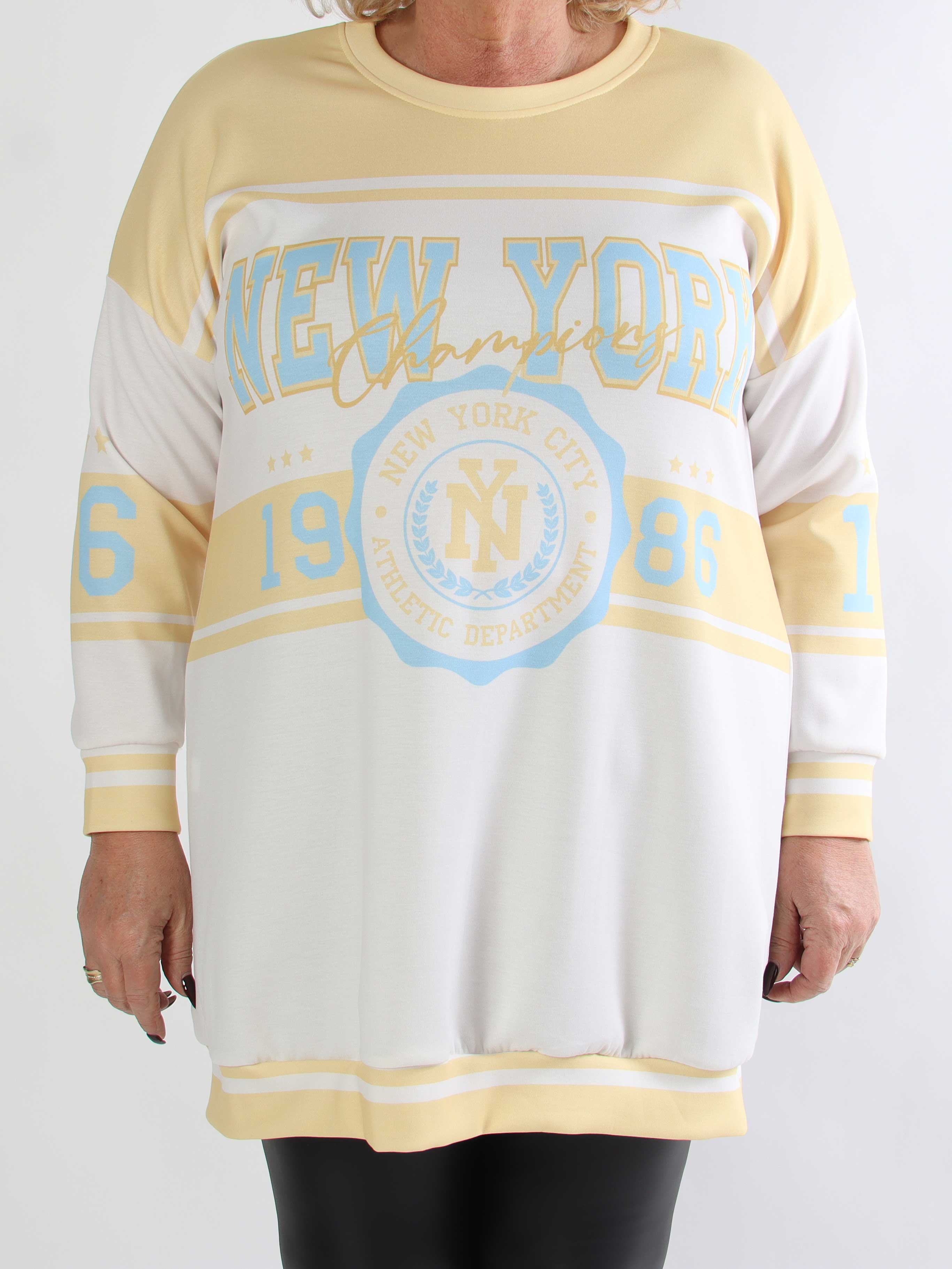 Rosaria - Plus size joggingkjole med New York stående på brystet