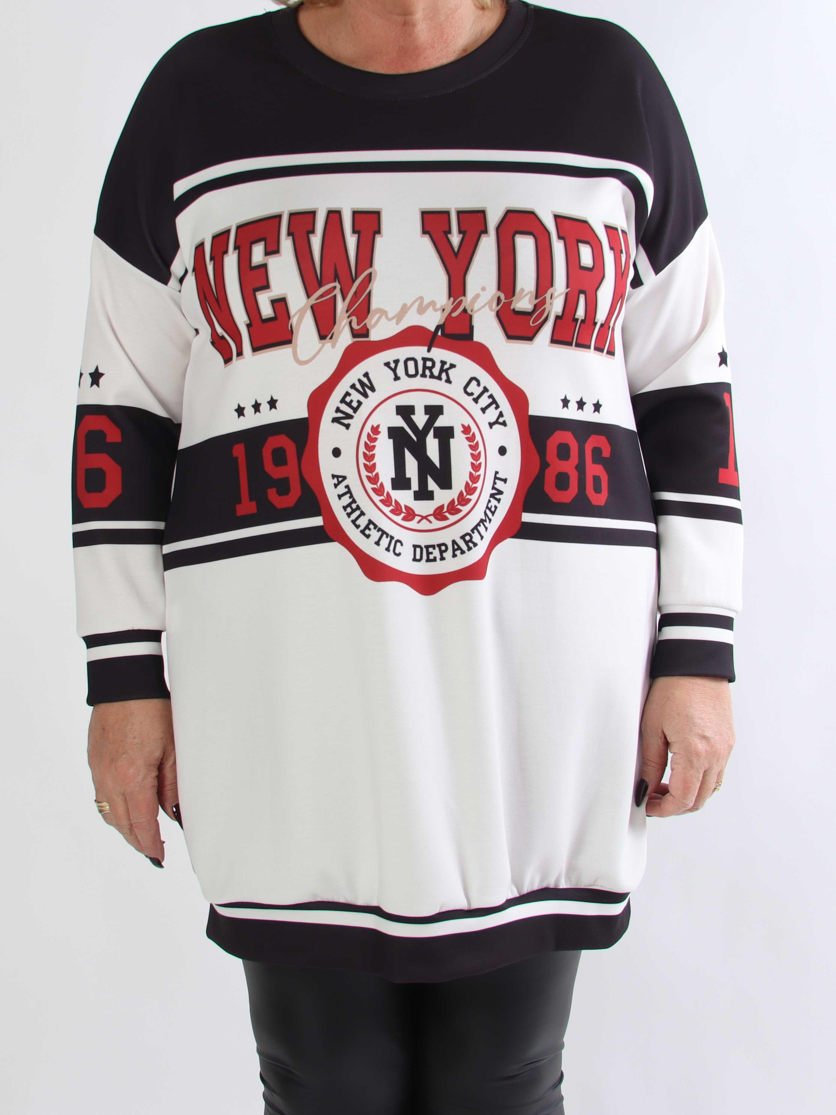 Rosaria - Plus size joggingkjole med New York stående på brystet