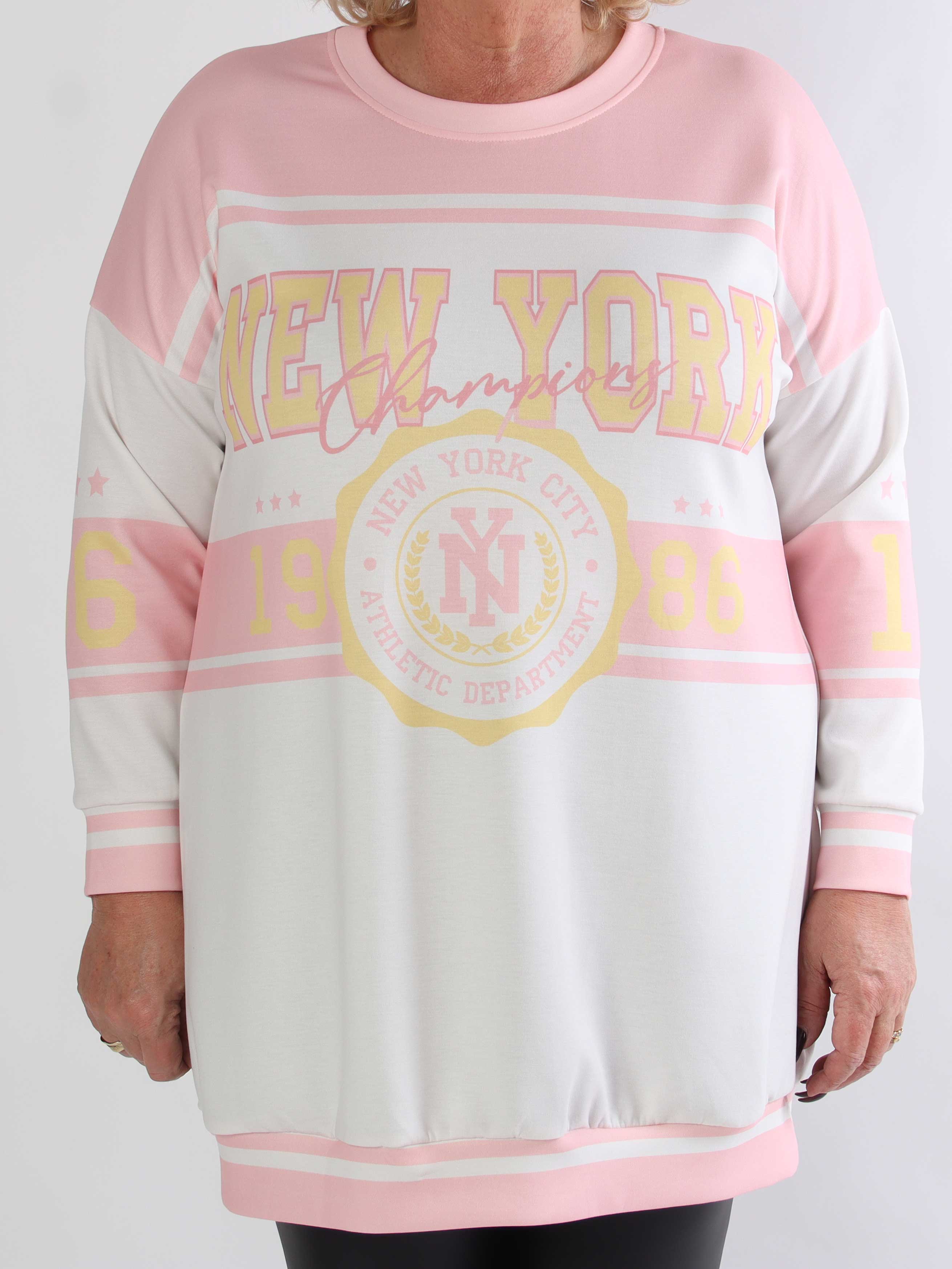 Rosaria - Plus size joggingkjole med New York stående på brystet