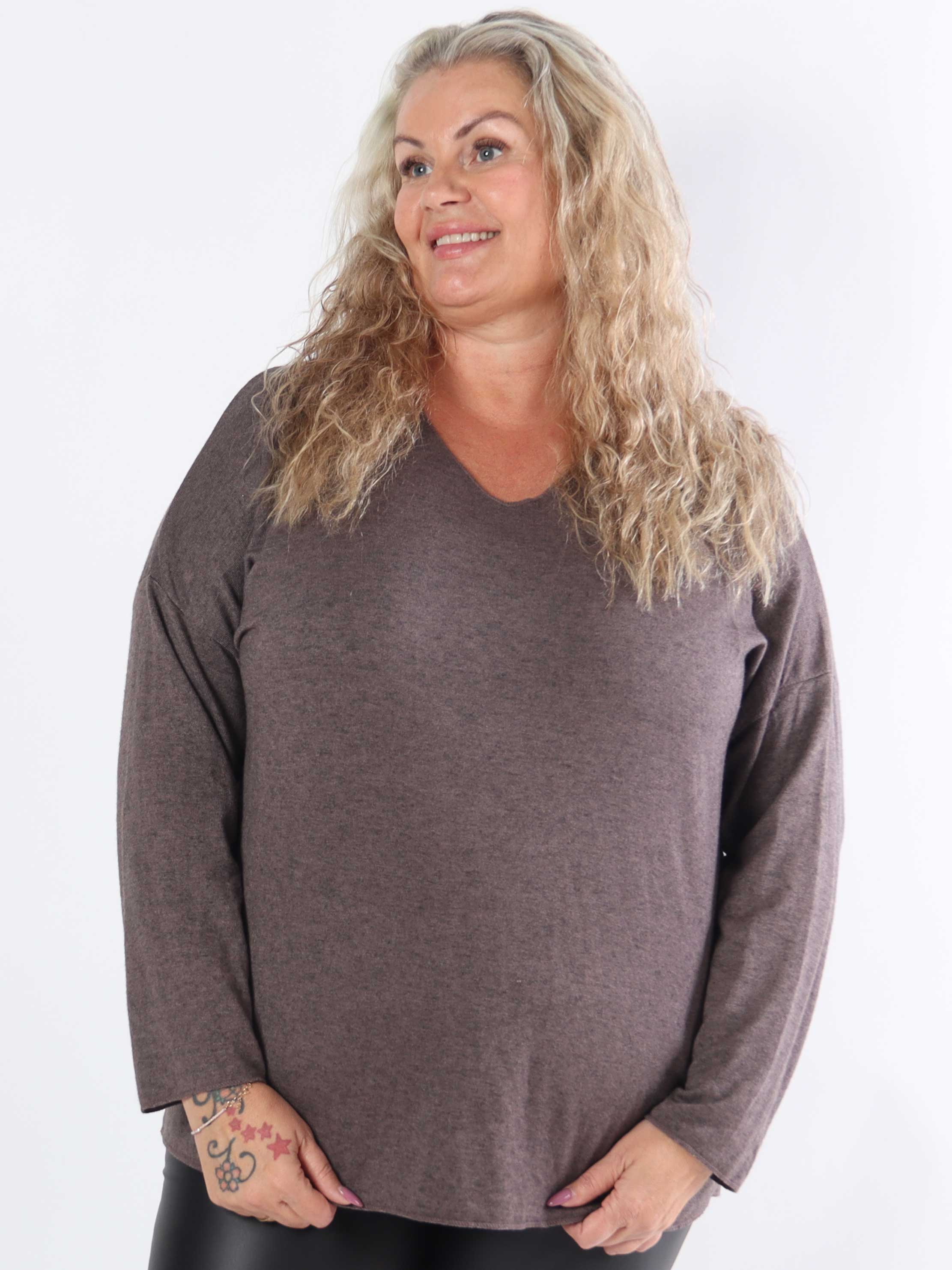 Djamila - Blød plus size bluse i viskose med v-udskæring