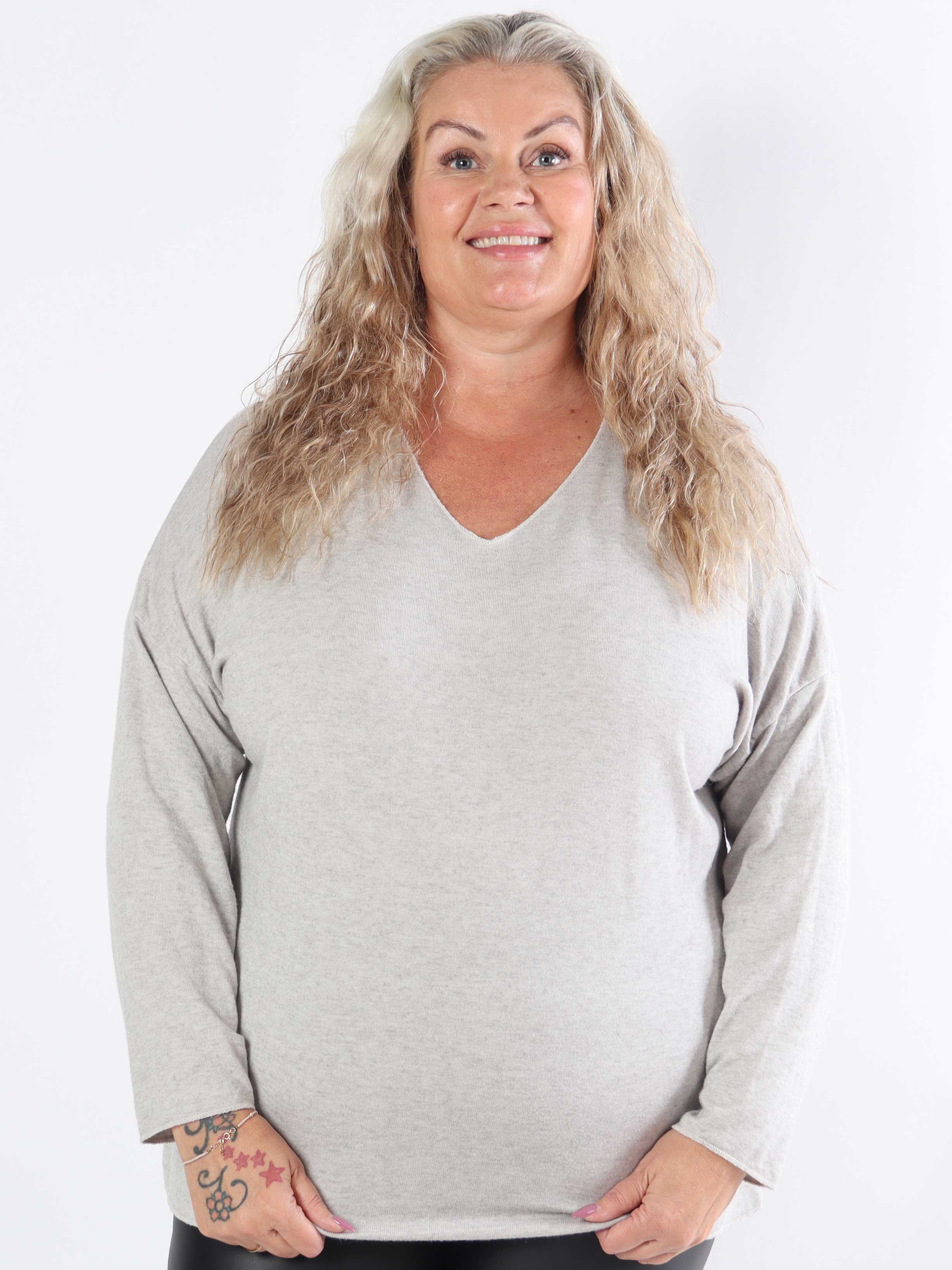 Djamila - Blød plus size bluse i viskose med v-udskæring