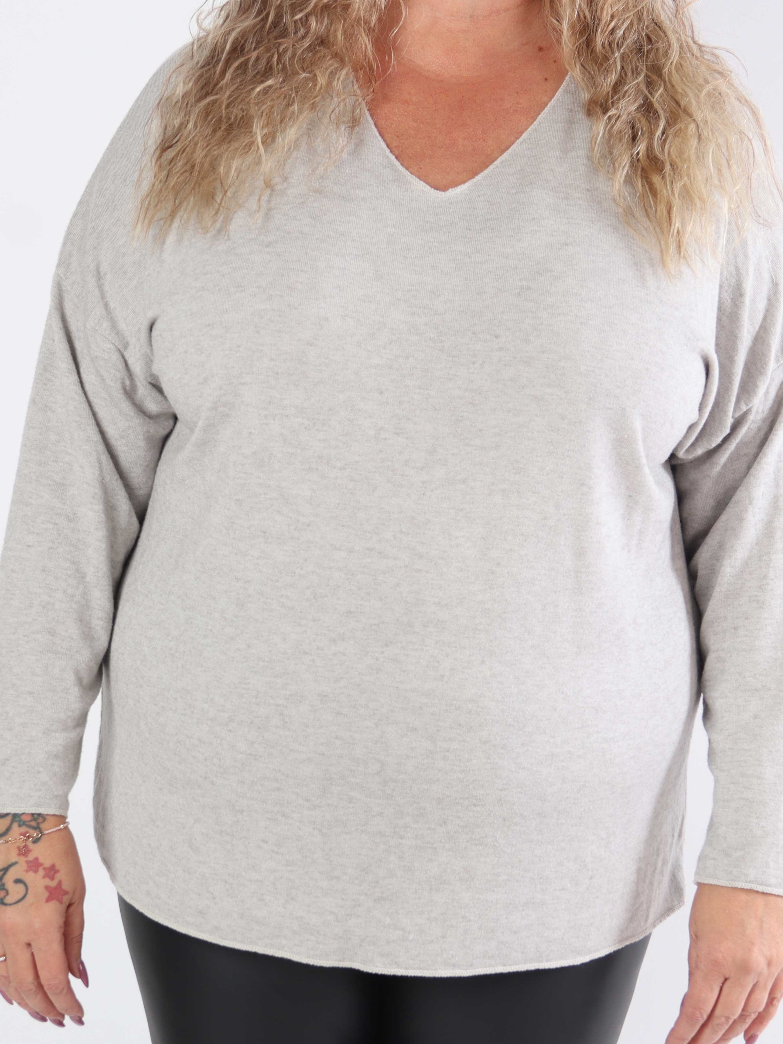 Djamila - Blød plus size bluse i viskose med v-udskæring