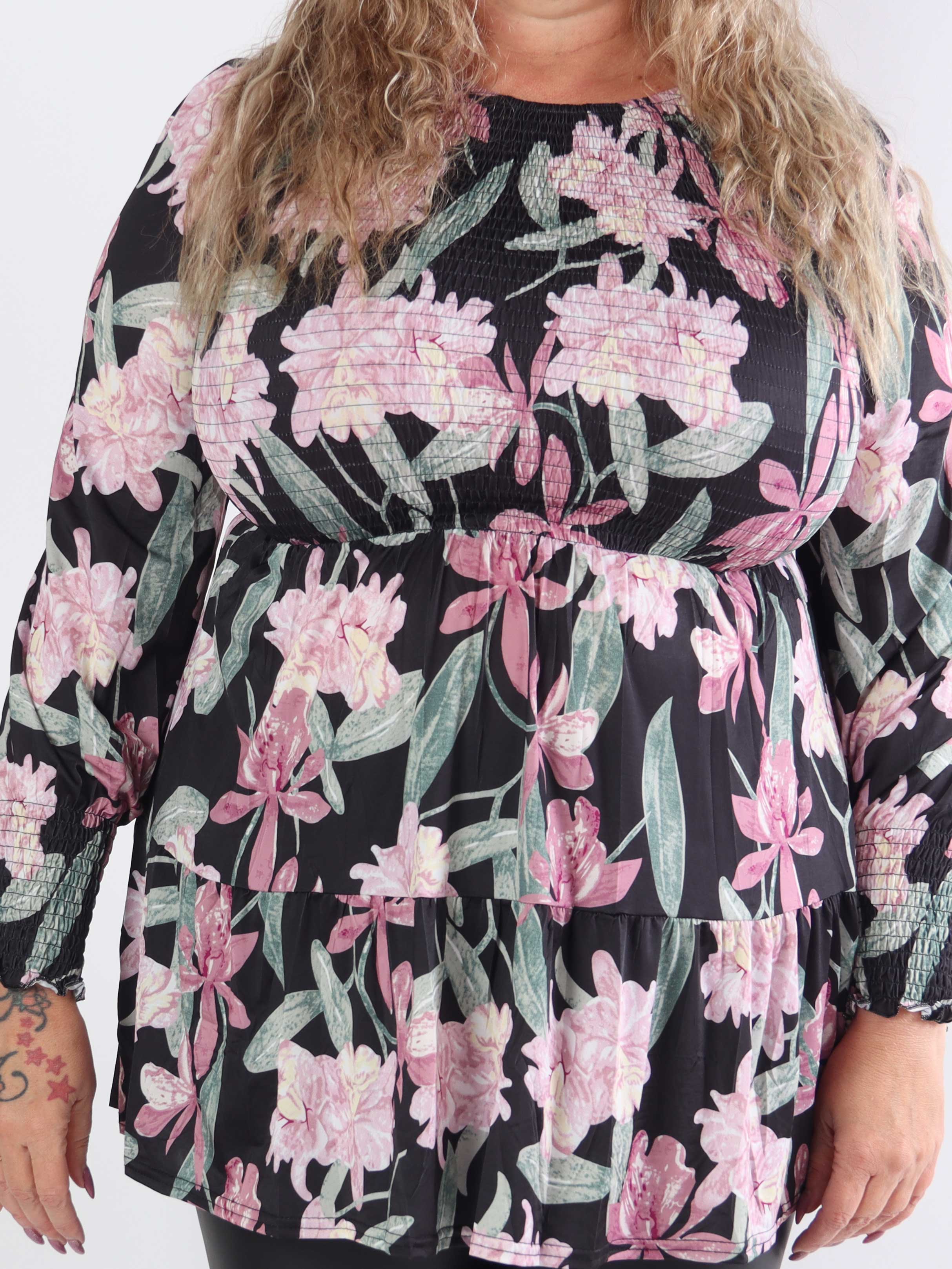 Kelly Flower Shirt - Elastisk plus size bluse med smock henover brystet
