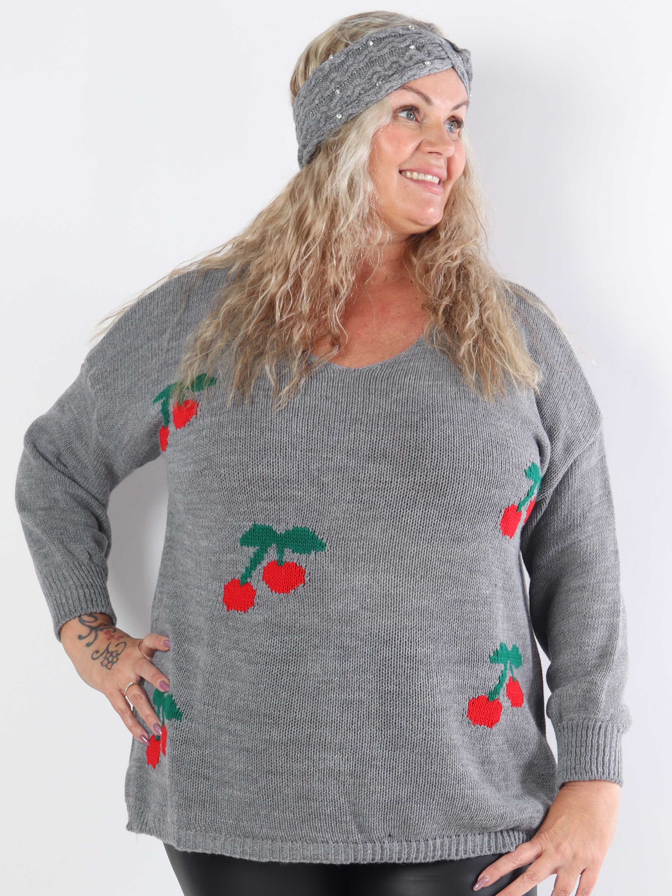 Cherry - Plus size strikbluse med kirsebær