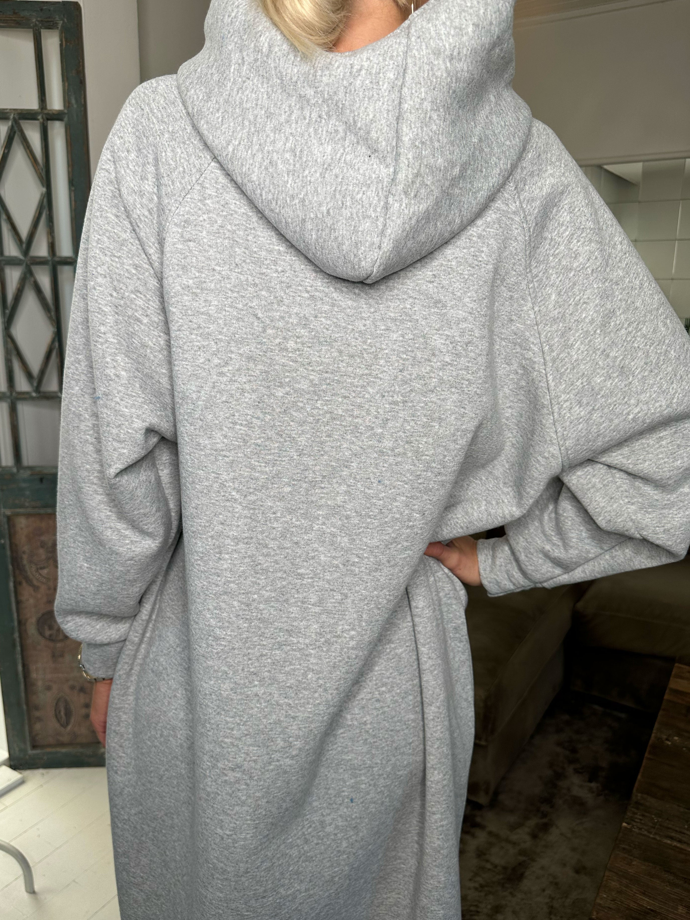 Angela - Lang hoodiekjole i bomuld med skrift på brystet