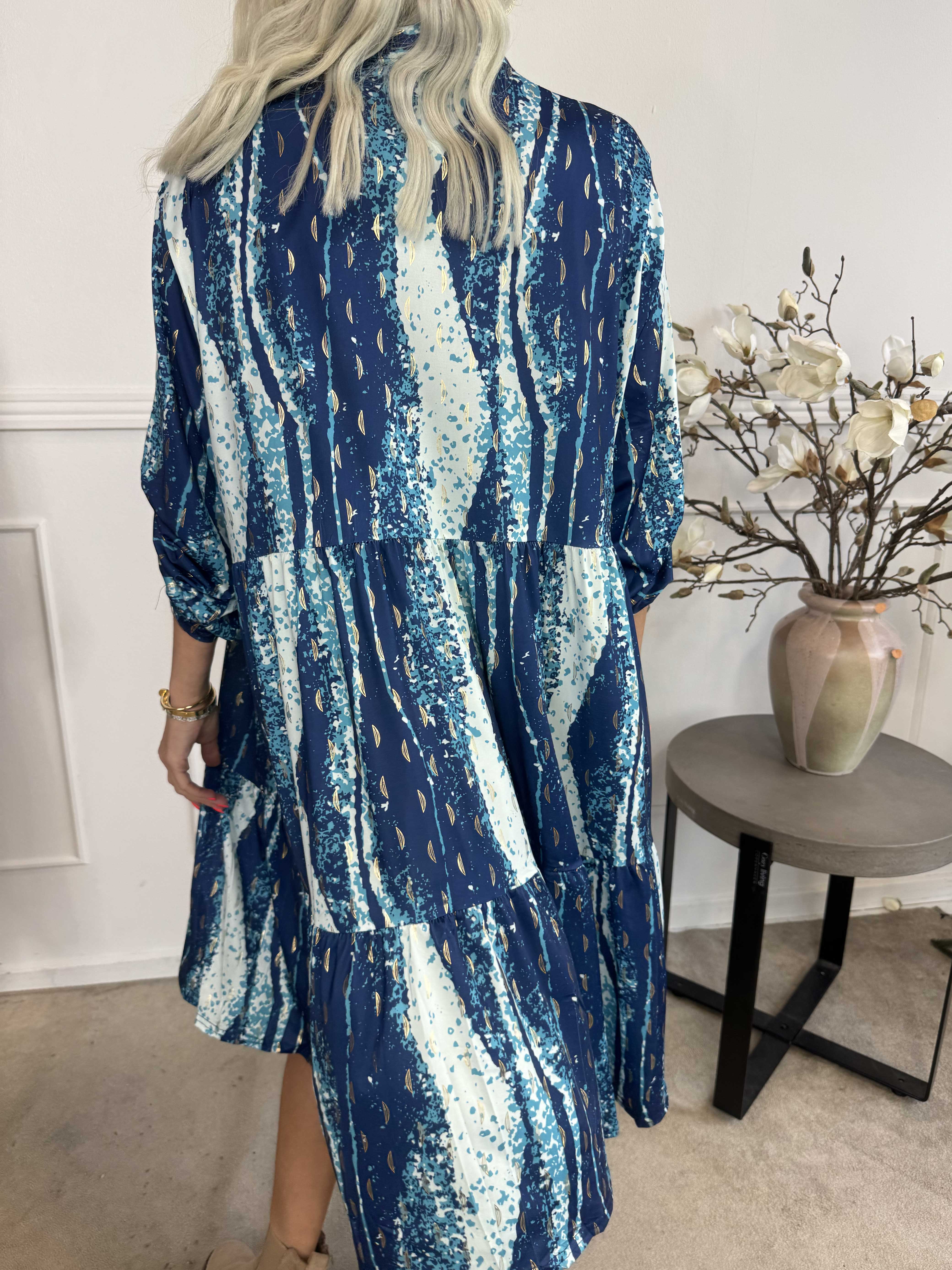 Milano Wave Midi - Kjole med mønster og lag på lag look