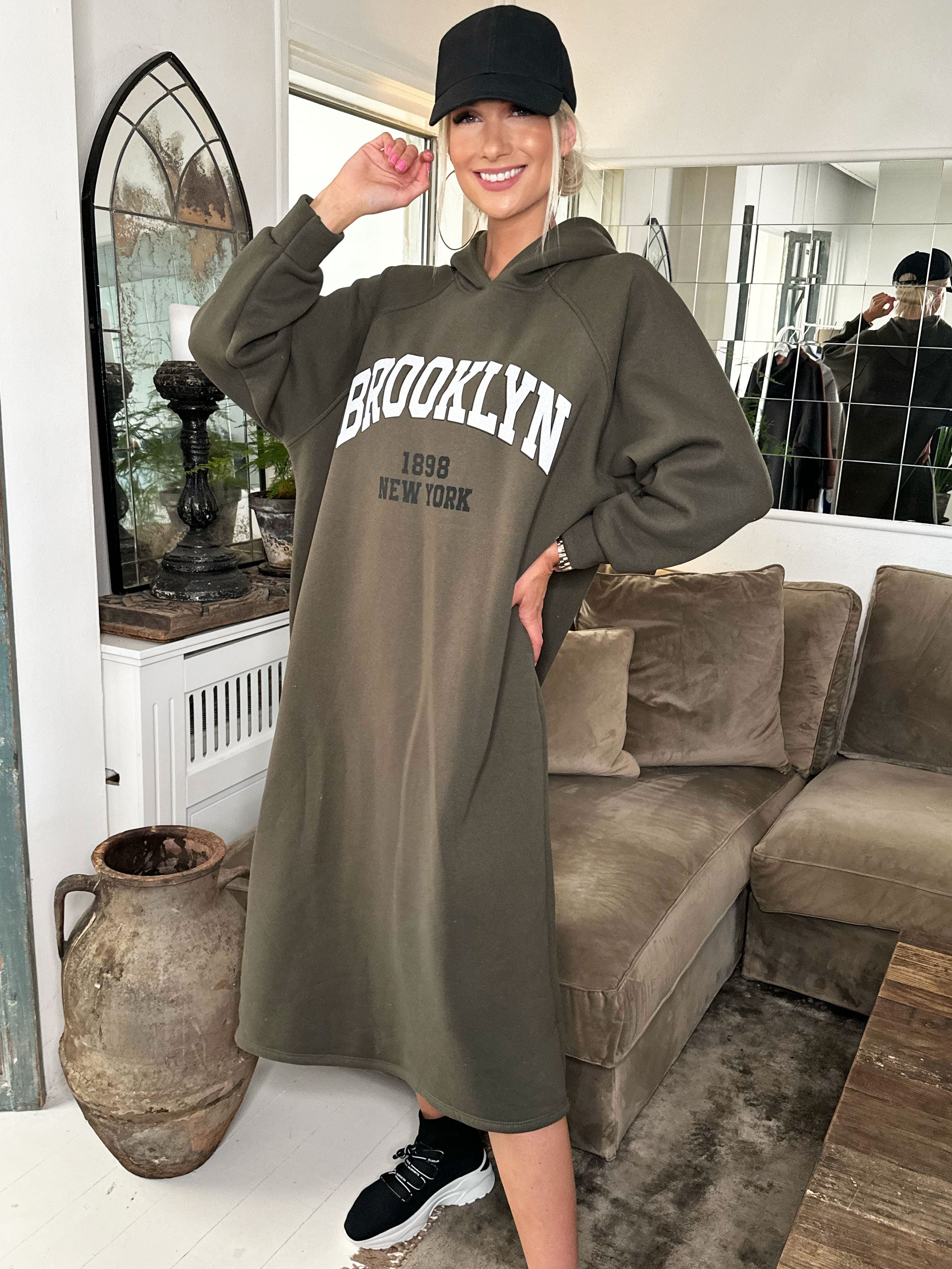 Angela - Lang hoodiekjole i bomuld med skrift på brystet