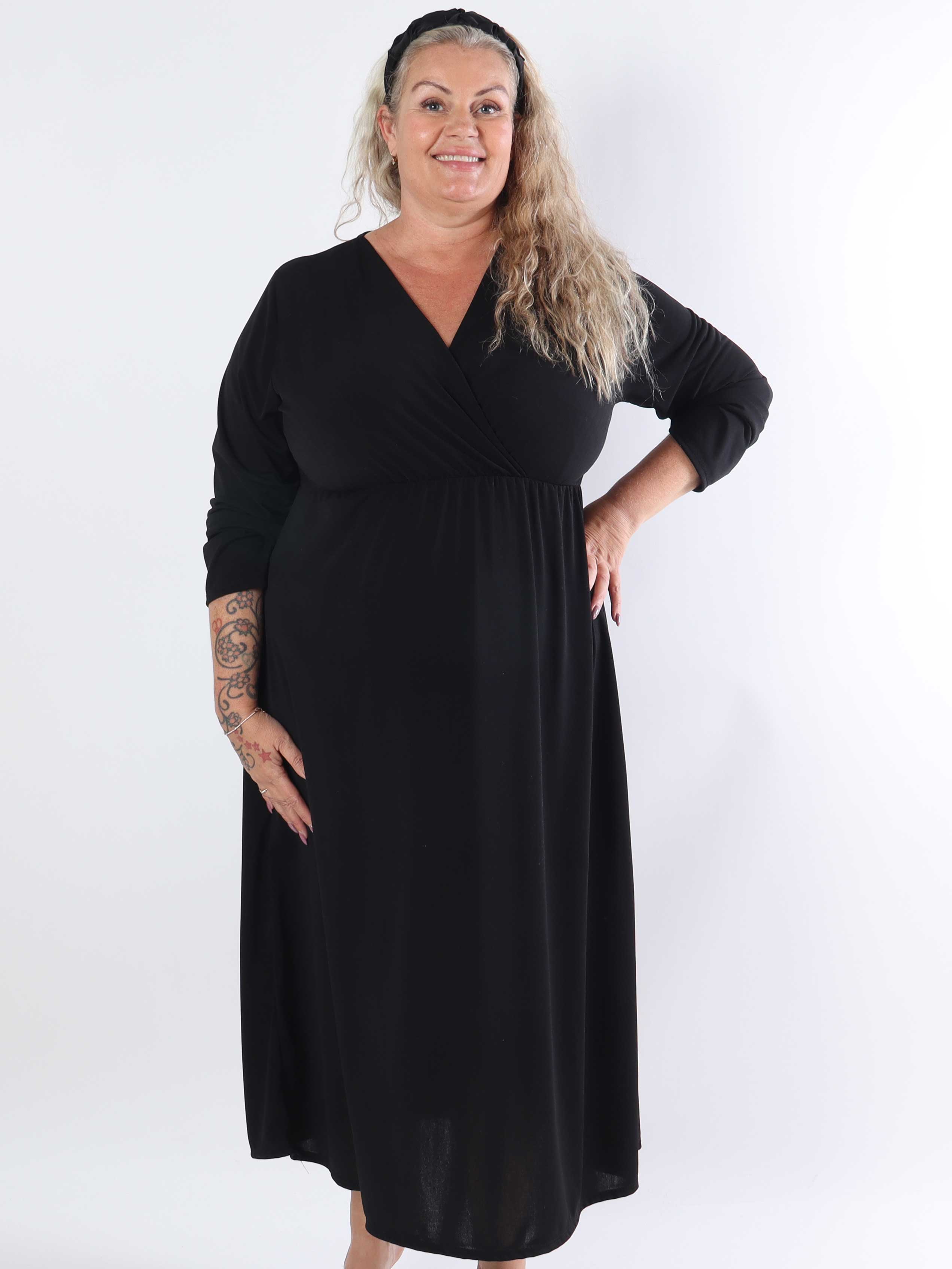 Nelly Plain - Elastisk plus size ensfarvet kjole i viskose